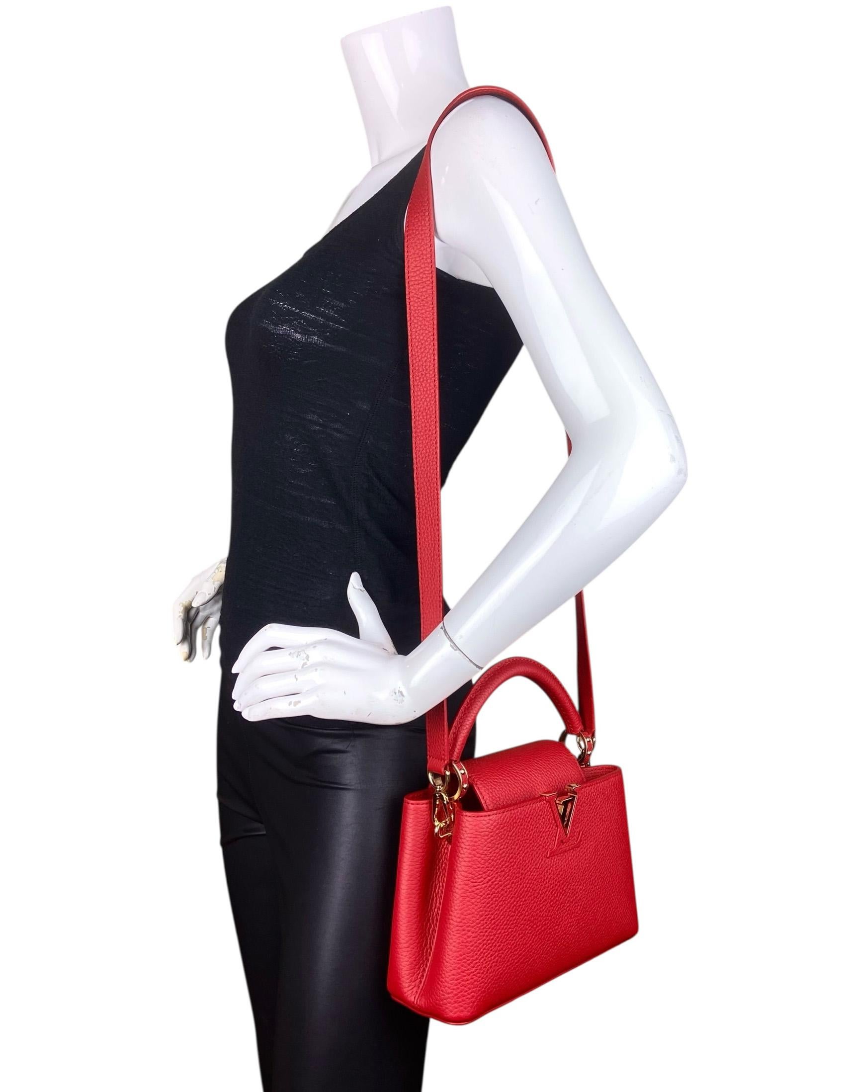 Louis Vuitton Borsa a tracolla BB Capucines rossa con tracolla staccabile

Prodotto in: Francia
Colore: rosso
Hardware: Oro
Materiali: Pelle Taurillon
Fodera: Pelle di vacchetta 
Chiusura/apertura: Linguetta centrale con gancio centrale
Tasche