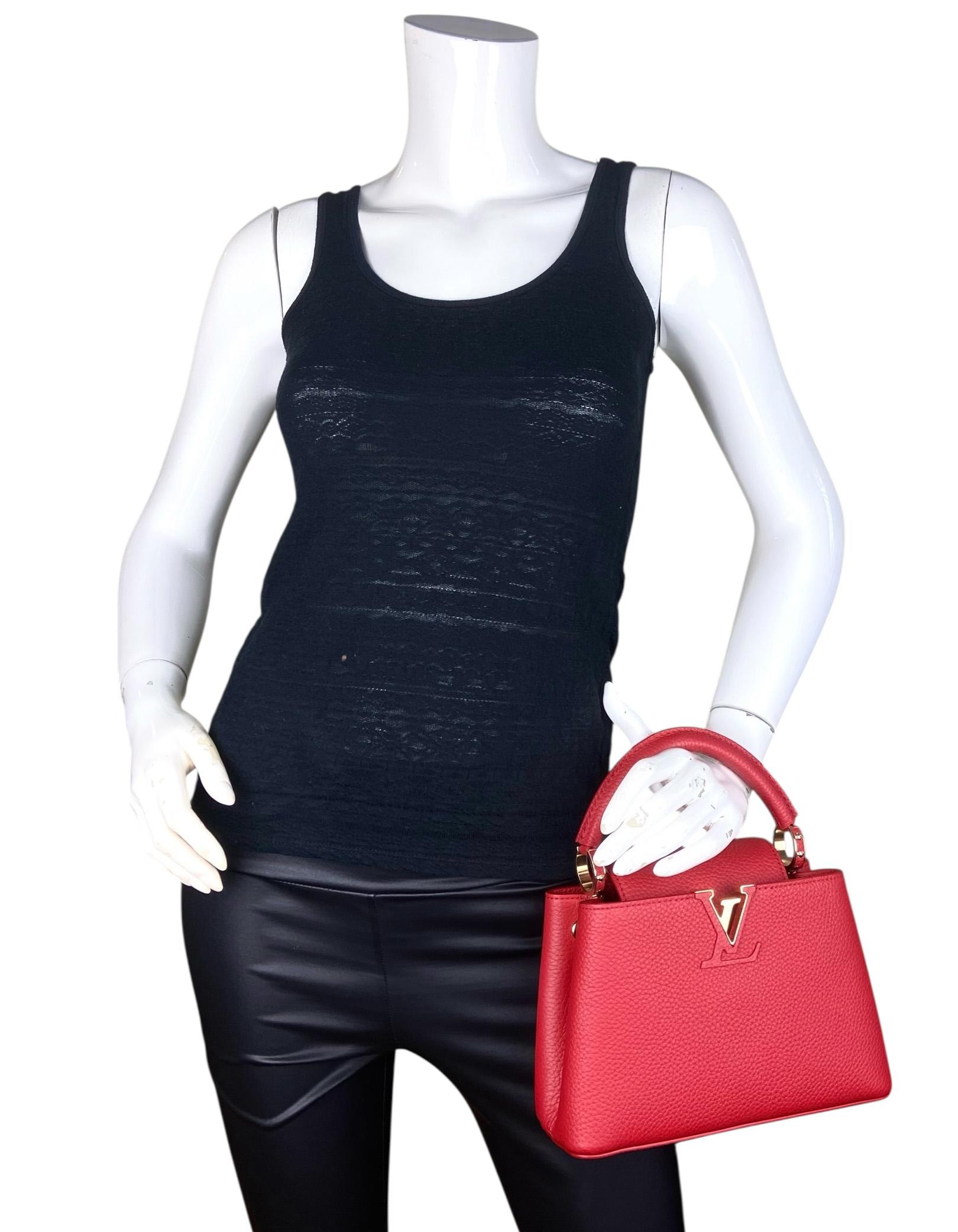 Rosso Louis Vuitton Borsa a tracolla BB Capucines rossa con tracolla staccabile in vendita