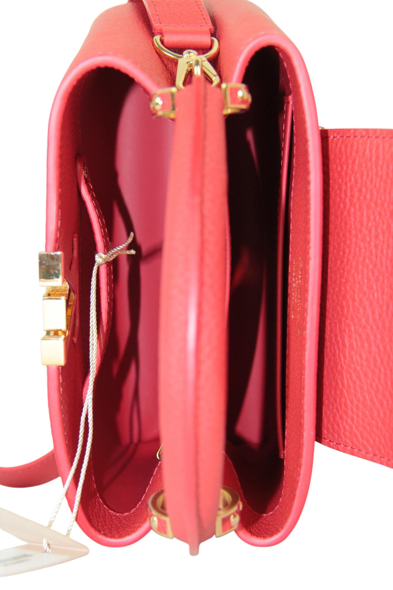 Louis Vuitton Borsa a tracolla BB Capucines rossa con tracolla staccabile in vendita 2