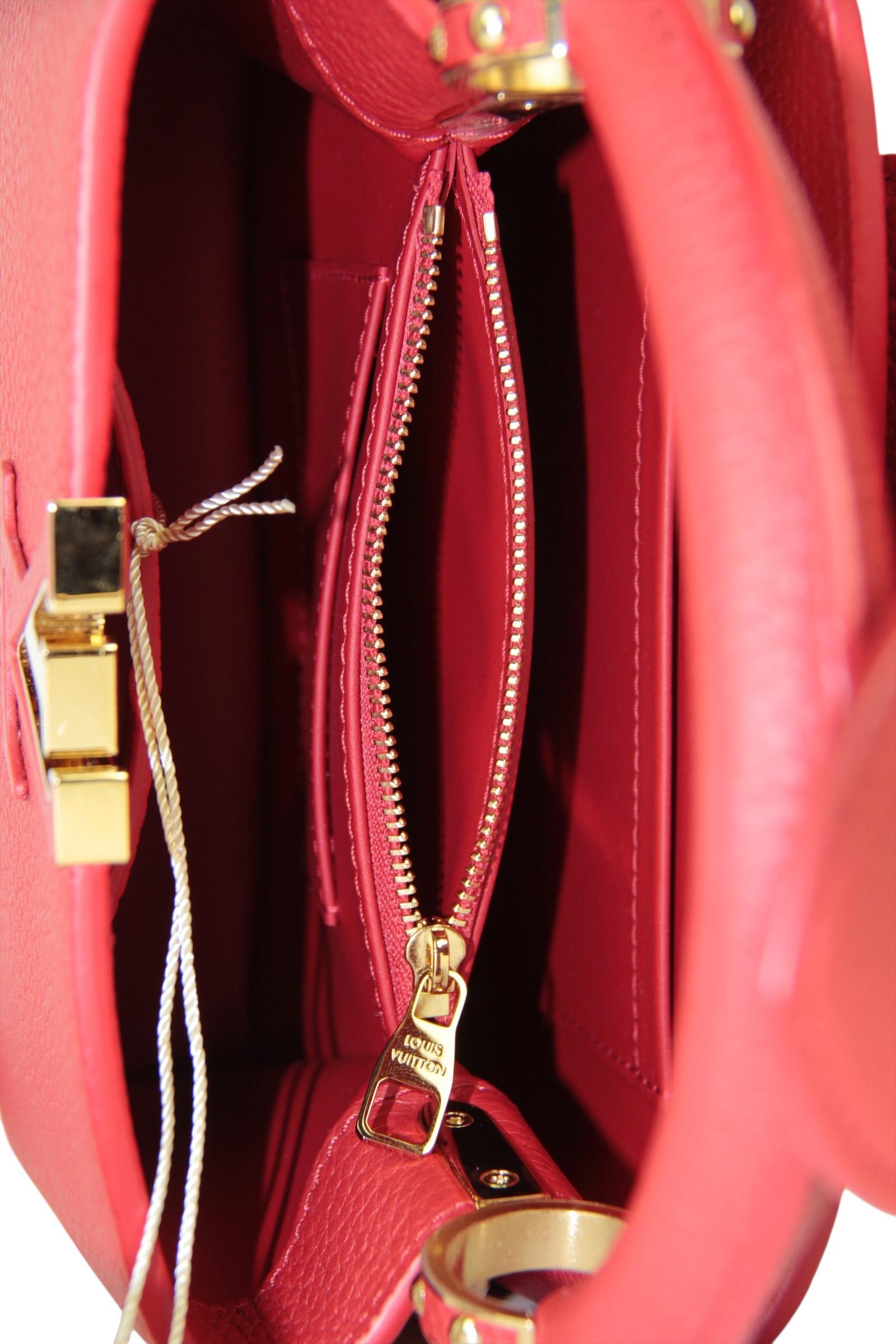 Louis Vuitton Borsa a tracolla BB Capucines rossa con tracolla staccabile in vendita 3