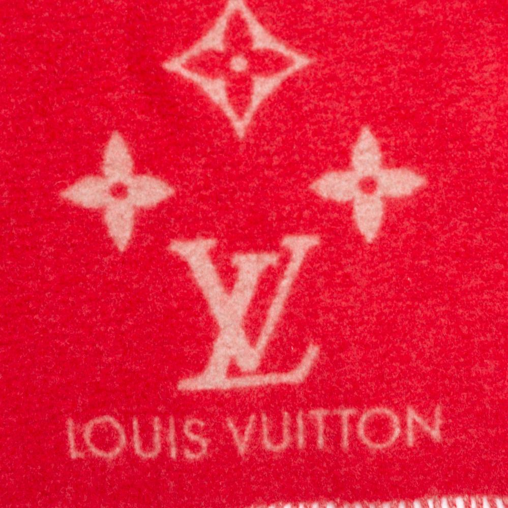 Accessorize lavishly and elegantly for the winter with this intricate piece from the House of Louis Vuitton. This Reykjavik scarf has been designed using red cashmere and shows logo prints all over, which grants it signature style and panache. It
