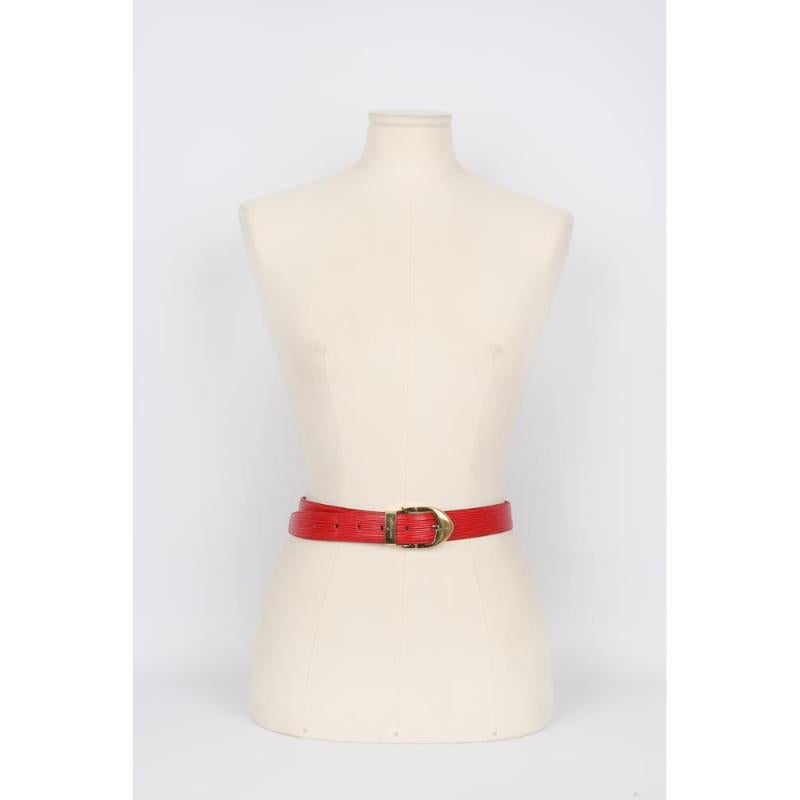 Louis Vuitton - (Made in France) Red cob leather belt with a golden metal buckle.

Additional information:
Condition: Very good condition
Dimensions: Length: 66 cm to 76 cm

Seller Reference: ACC90