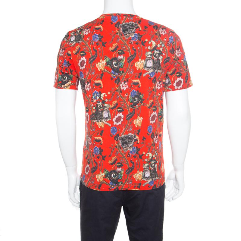 Prints never go out of style and this T-shirt from Louis Vuitton proves why! The red creation is made of 100% cotton and features a lovely demonic owl printed pattern all over it. It flaunts a round neckline and short sleeevs. Sure to led you a