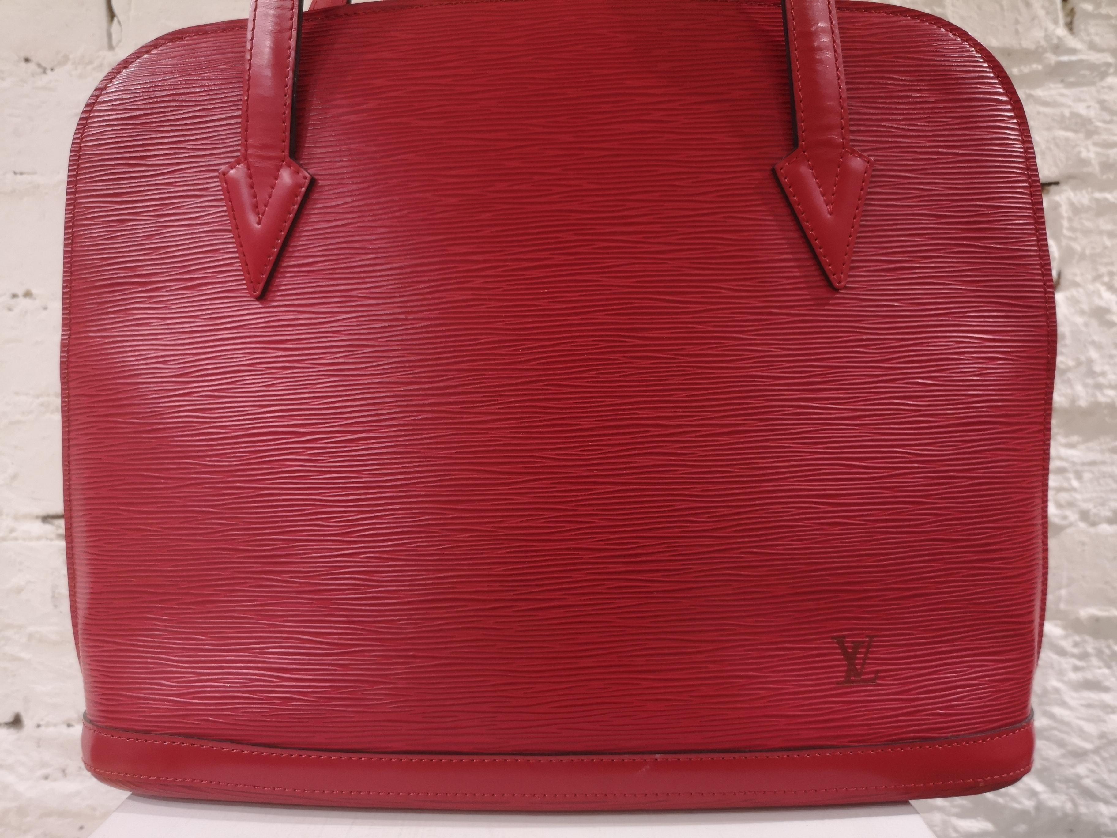 Louis Vuitton red epi alma shoulder shopper bag
measurements: 30 * 37 cm