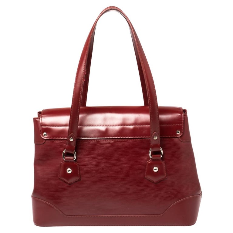 Made in France, this Bagatelle by Louis Vuitton has been designed to gift one of the best tales of bags. It is crafted from Epi leather with a smooth front flap accented with a silver-tone push-lock. The creation has dual top handles, a