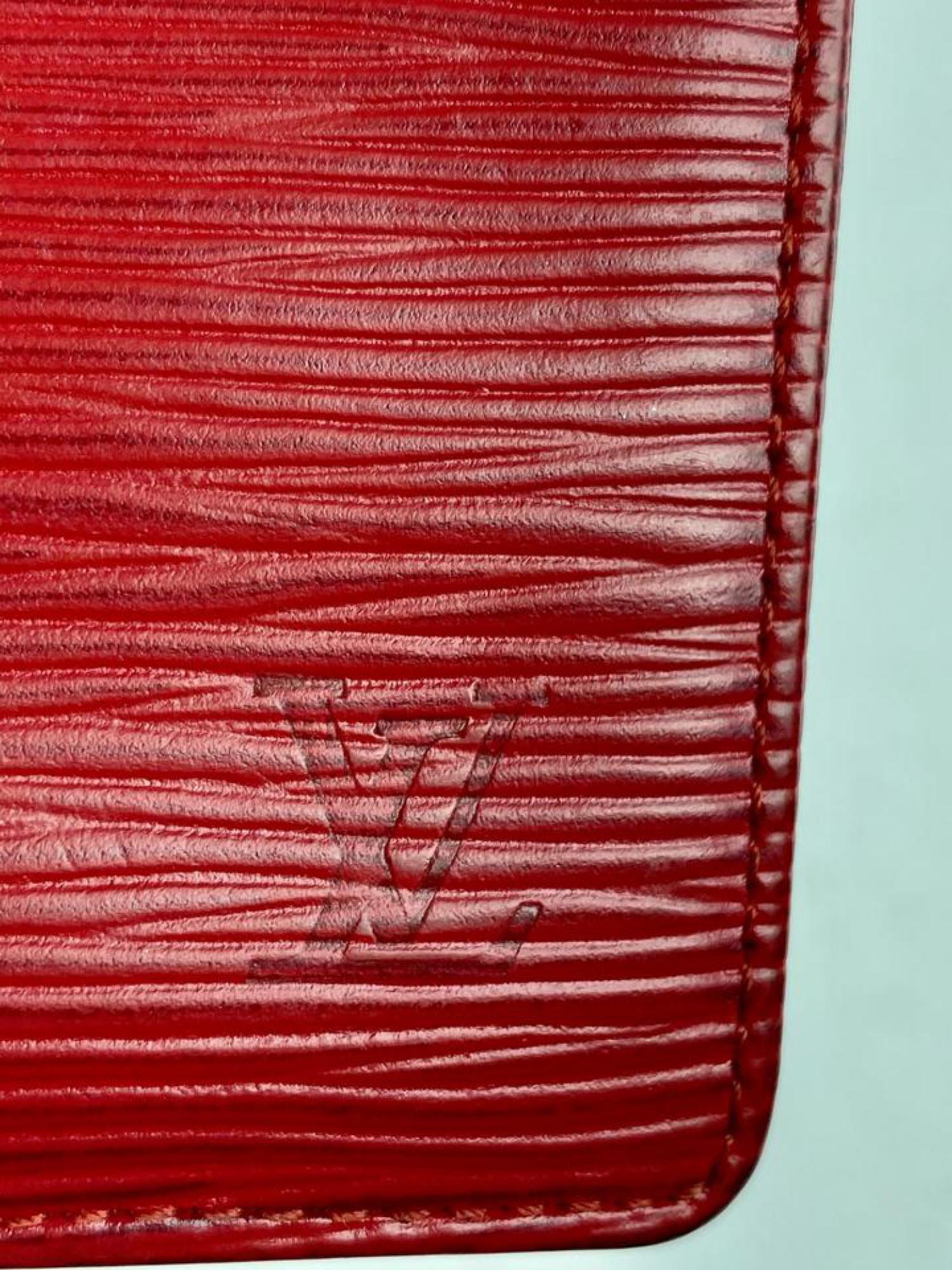 Louis Vuitton Red Epi Leather Card Case Wallet Holder 5LVL1223 In Good Condition In Dix hills, NY