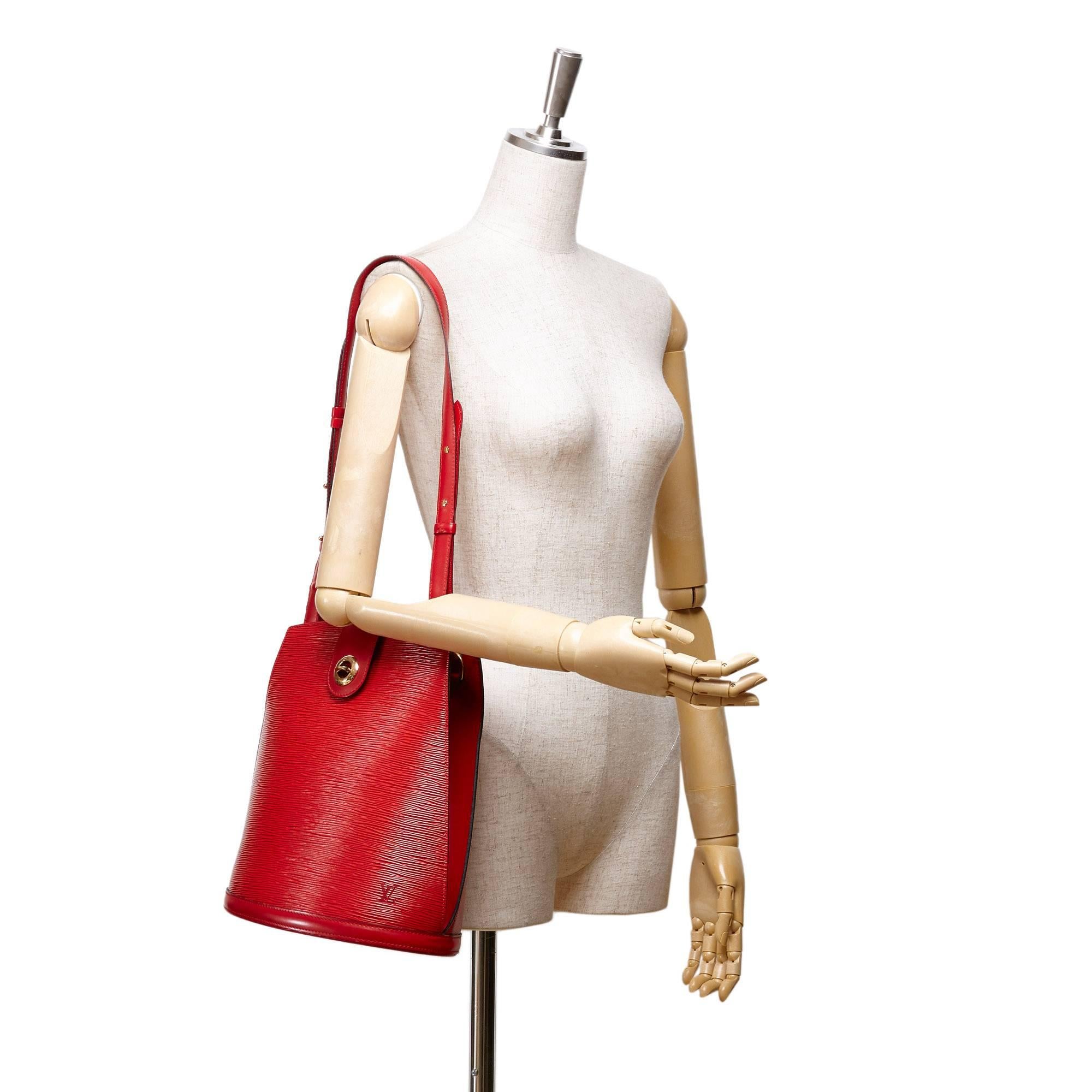 - Vintage Louis Vuitton red epi leather Cluny shoulder bag from 1996 collection. 

- Featuring epi leather adjustable shoulder strap, a top strap with a twist lock closure. 

- Interior slip pocket. 

- Size: 33cm x 30cm x 17cm. Shoulder Drop: 33cm.