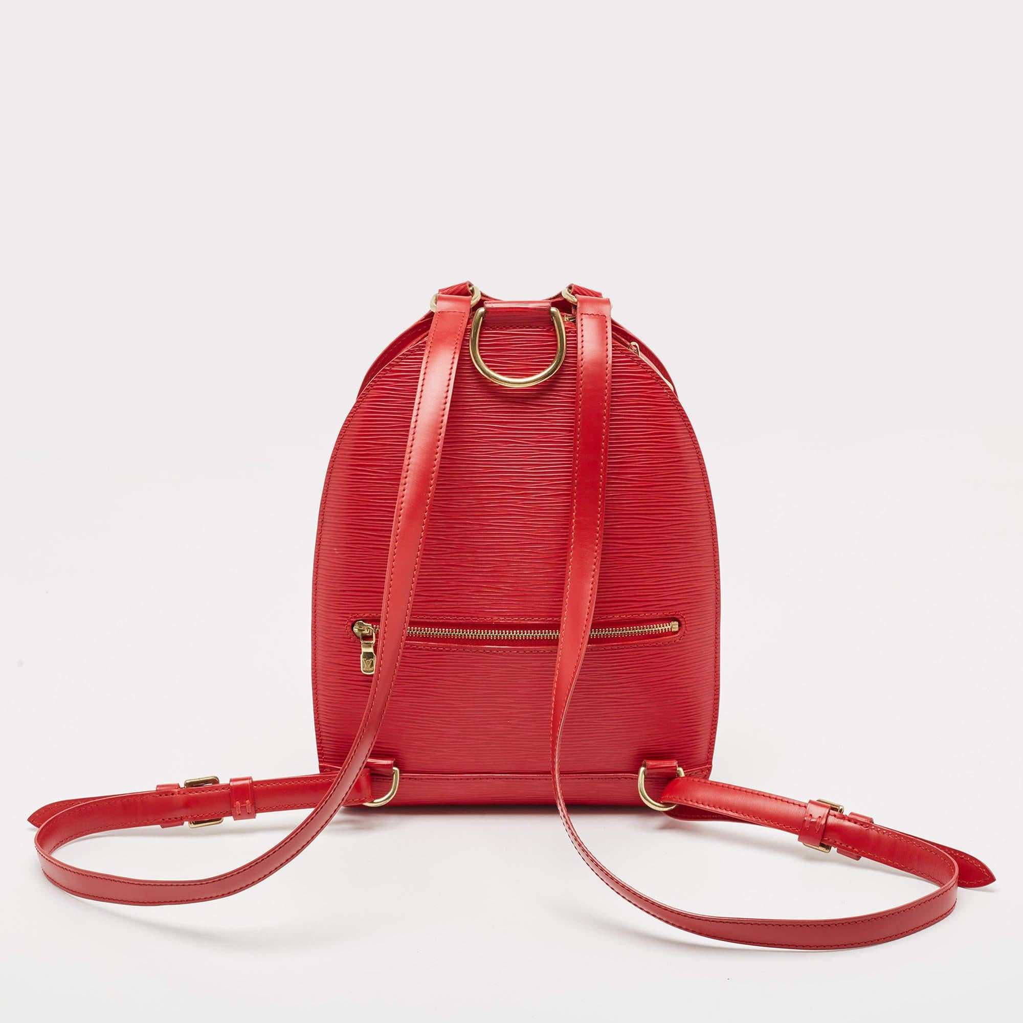 Louis Vuitton nous surprend à chaque sortie d'un sac en cuir Epi. Avec son élégance qui parle d'elle-même, ce sac à dos est un choix parfait pour un usage quotidien. Celui-ci est doté d'un design structuré, d'une large poche à l'arrière et de