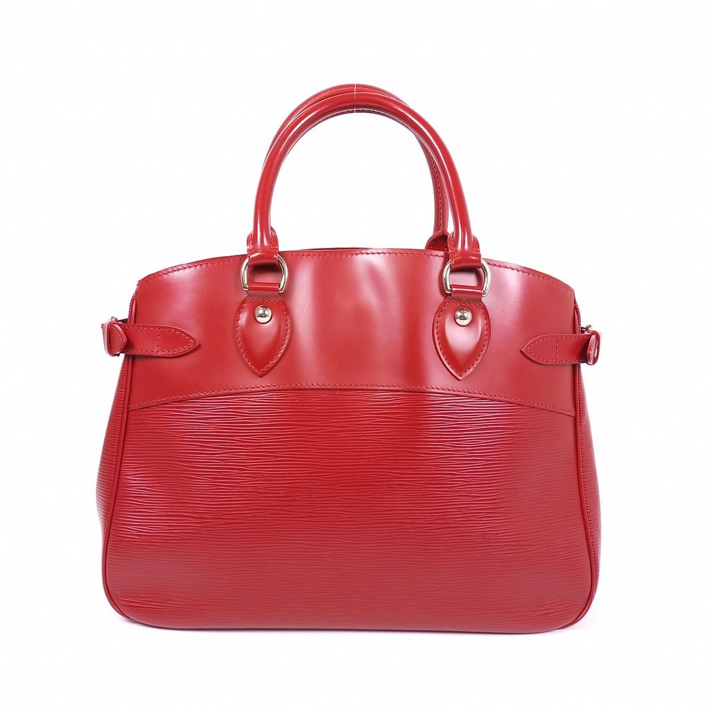 Red Epi leather Louis Vuitton Passy GM with silver-tone hardware, dual rolled shoulder straps, tonal canvas lining, dual open pockets at interior walls, middle zip compartment and lobster clasp closure at top.

 

331033MSC