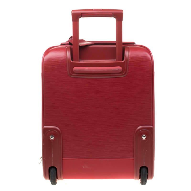 Practical and subtle to look at, this Pegase 45 Business luggage bag from Louis Vuitton is made from red Epi leather which is sturdy and lightweight. Equipped with two swivel wheels that offer unrestrained movement, the bag has a top zip closure and