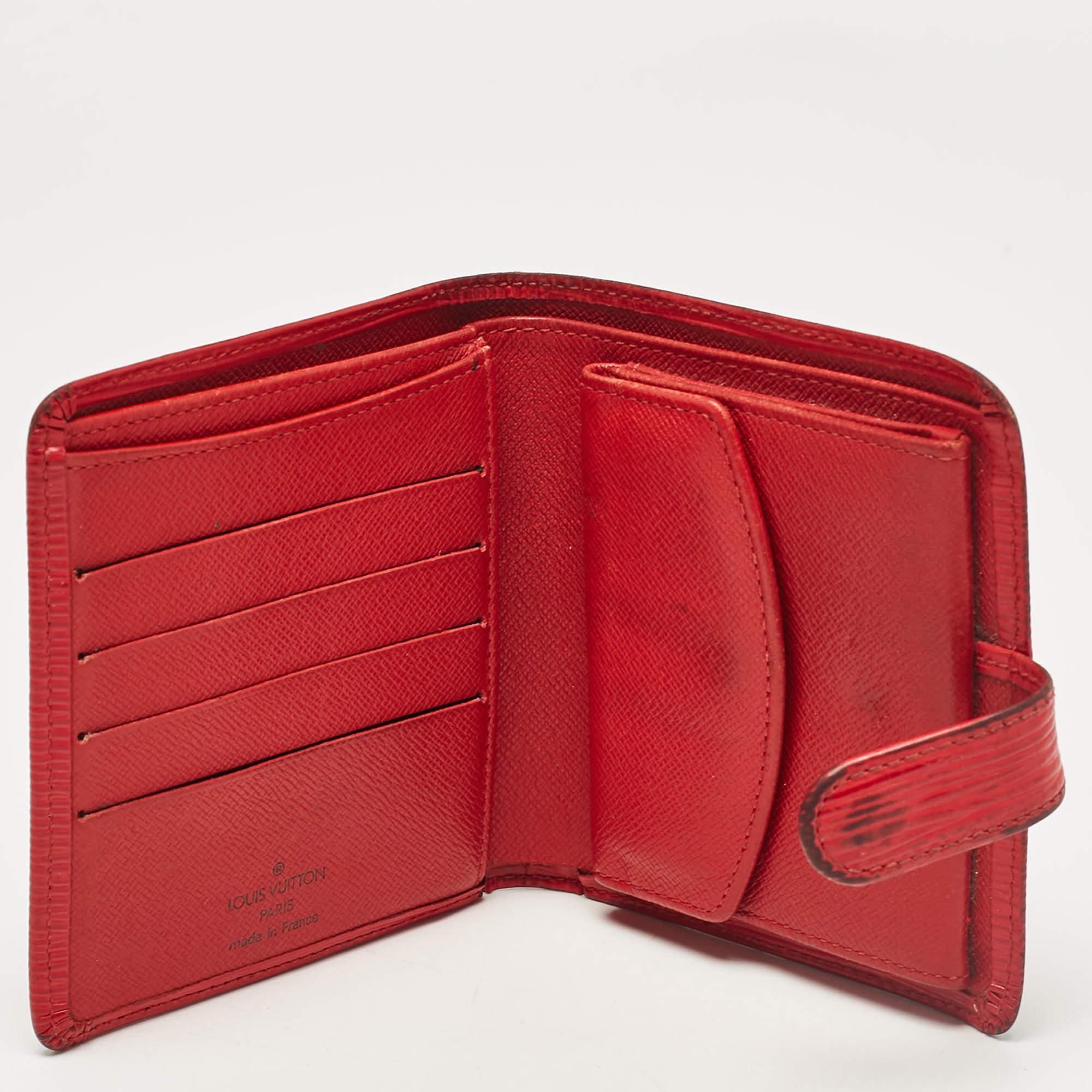 Questo portafoglio rosso LV combina senza sforzo una costruzione meticolosa con uno stile senza età, diventando un simbolo di gusto raffinato. Eleva la tua collezione di accessori con questo pezzo di design.