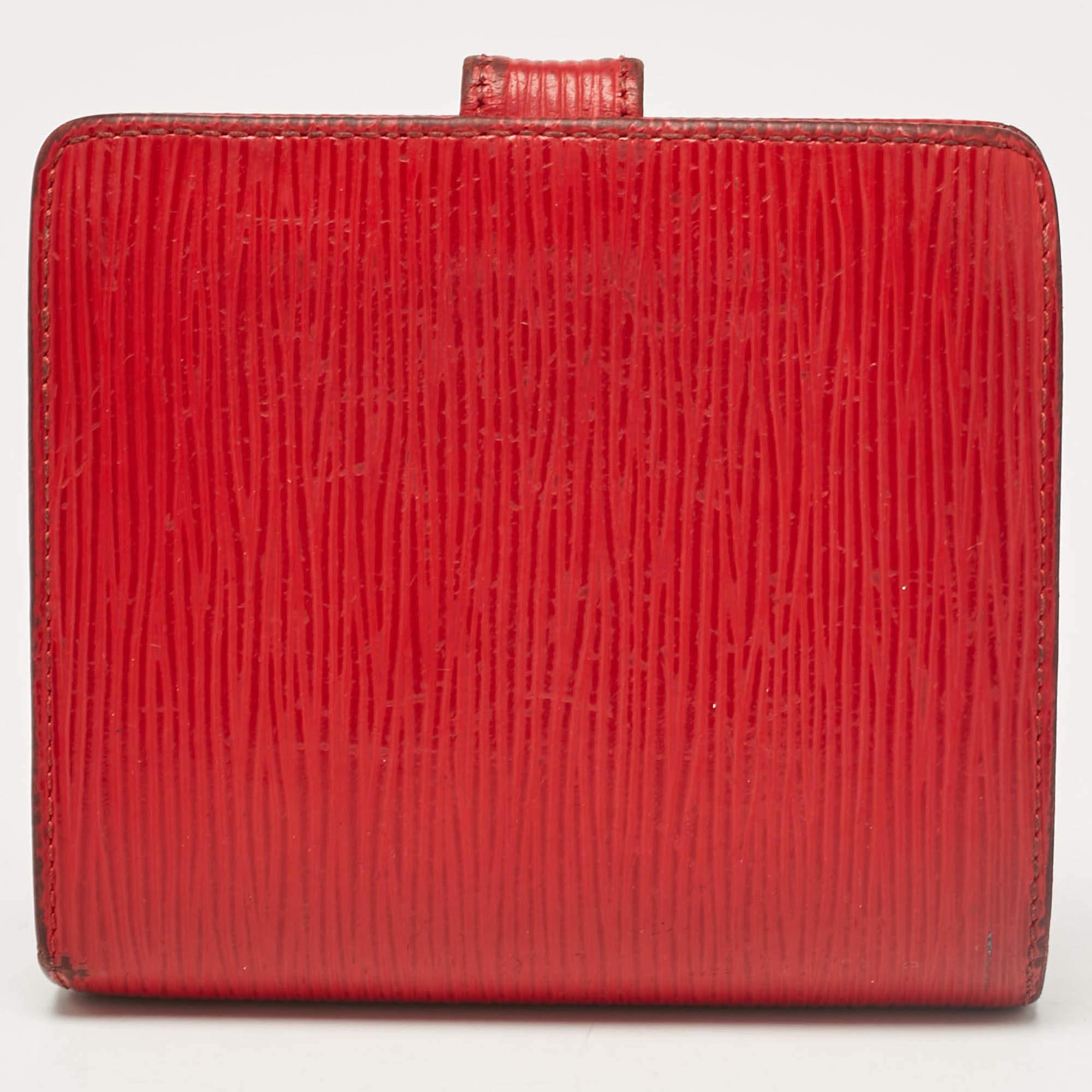 Portafoglio compatto Louis Vuitton in pelle di Epi rosso Porte Billets In condizioni discrete in vendita a Dubai, Al Qouz 2