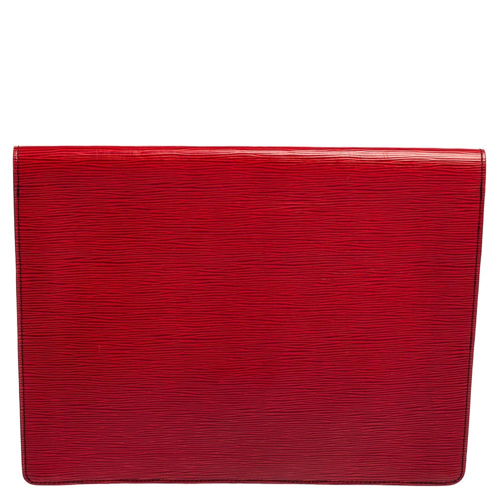 Store your valuable documents securely and stylishly in this Porte-Document Senateur clutch from the House of Louis Vuitton. It is made from red Epi leather and presents a gold-toned lock closure with the signature logo engravings. Its sturdy