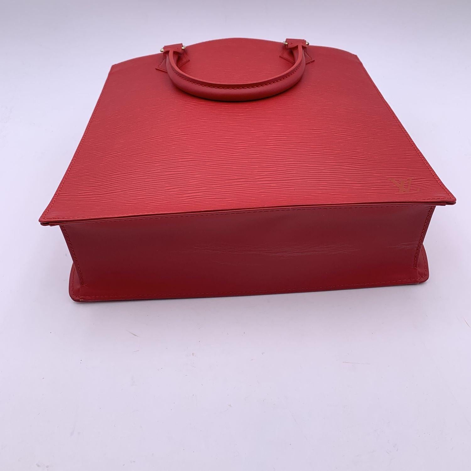 Louis Vuitton Sac Plat PM Fourre-tout en cuir épi rouge M5274E Pour femmes en vente
