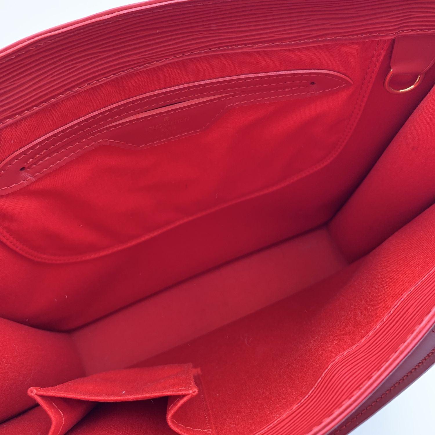 Louis Vuitton Sac Plat PM Fourre-tout en cuir épi rouge M5274E en vente 1