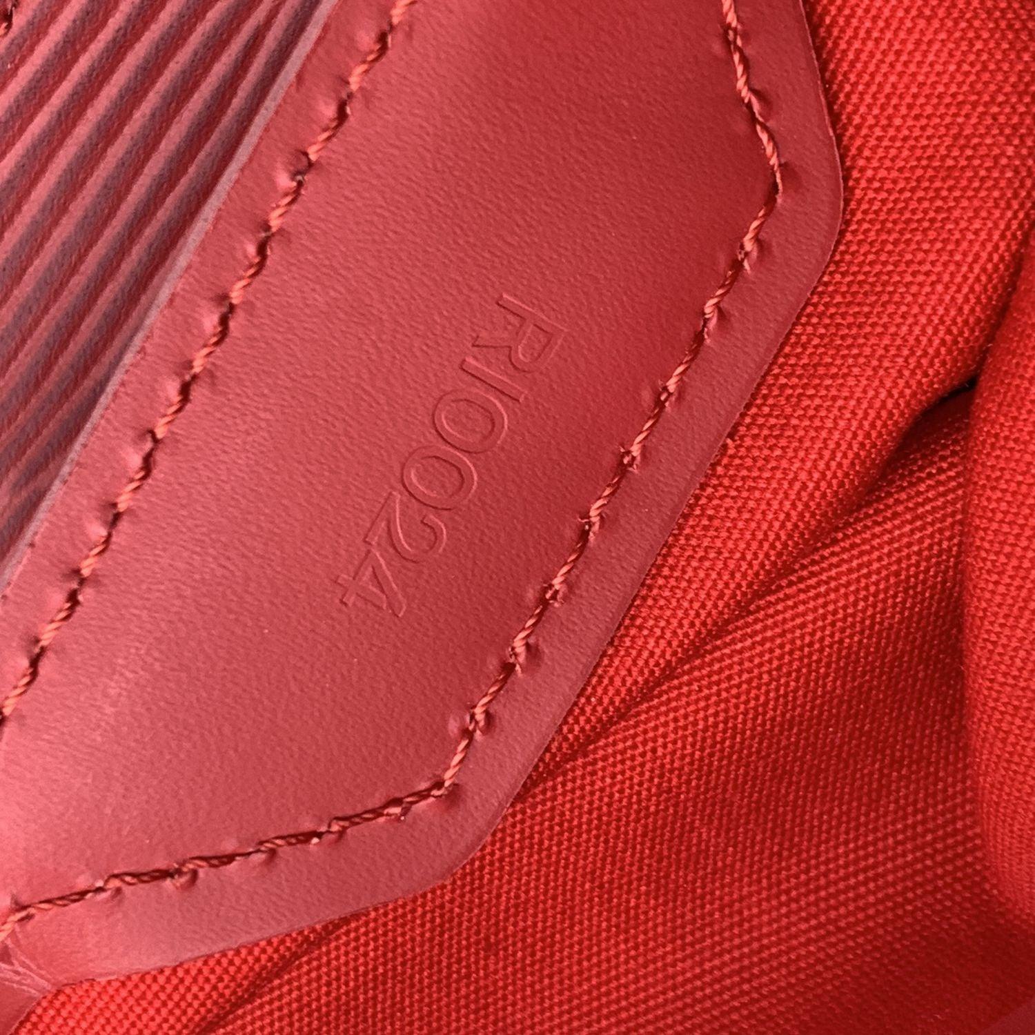 Louis Vuitton Sac Plat PM Fourre-tout en cuir épi rouge M5274E en vente 3