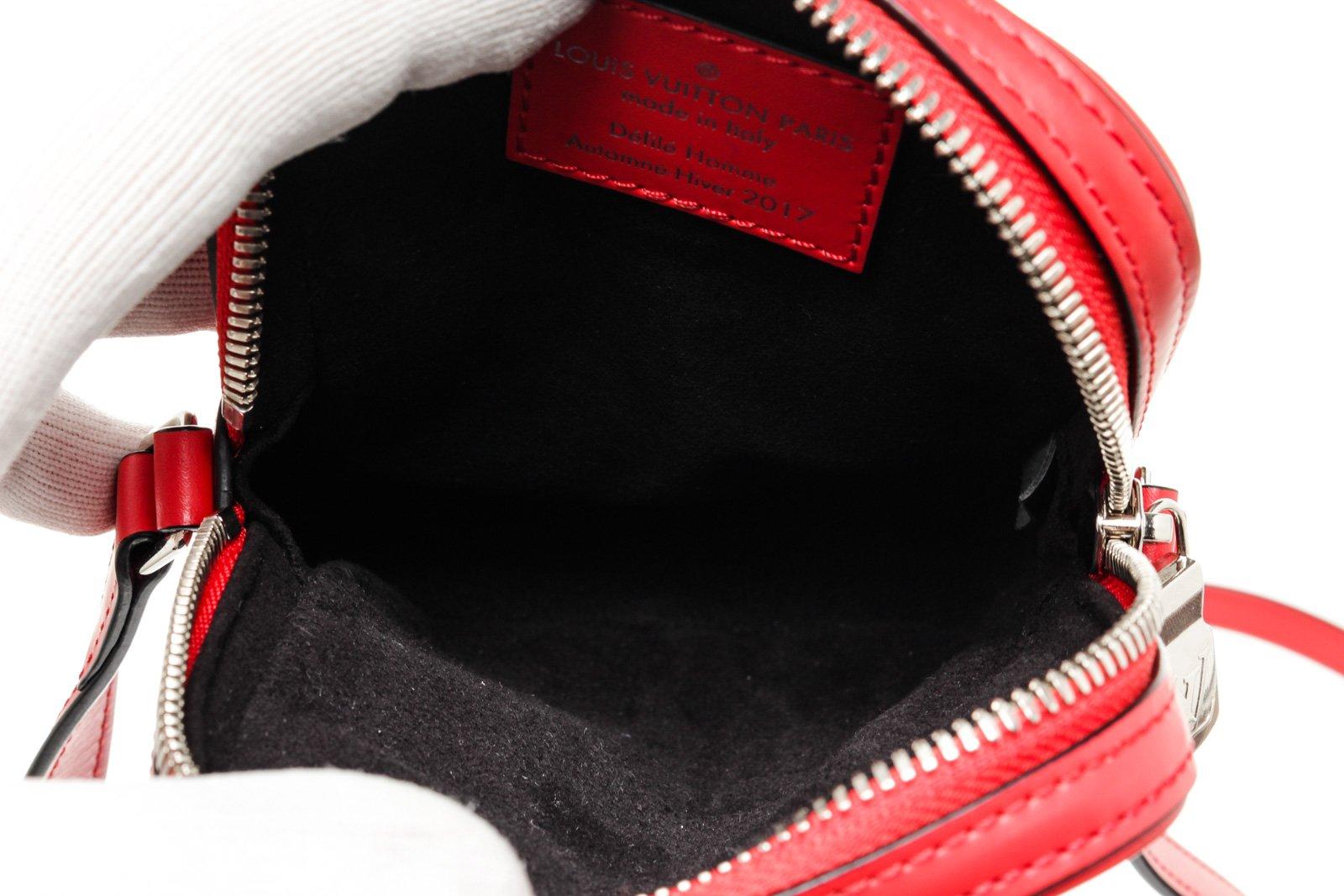 Louis Vuitton Red Epi Leather X Supreme Mini Wallet with epi leather, gold-tone hardware, trim tan vachetta leather, interior slip pocket, shoulder strap and zipper closure.

47480MSC