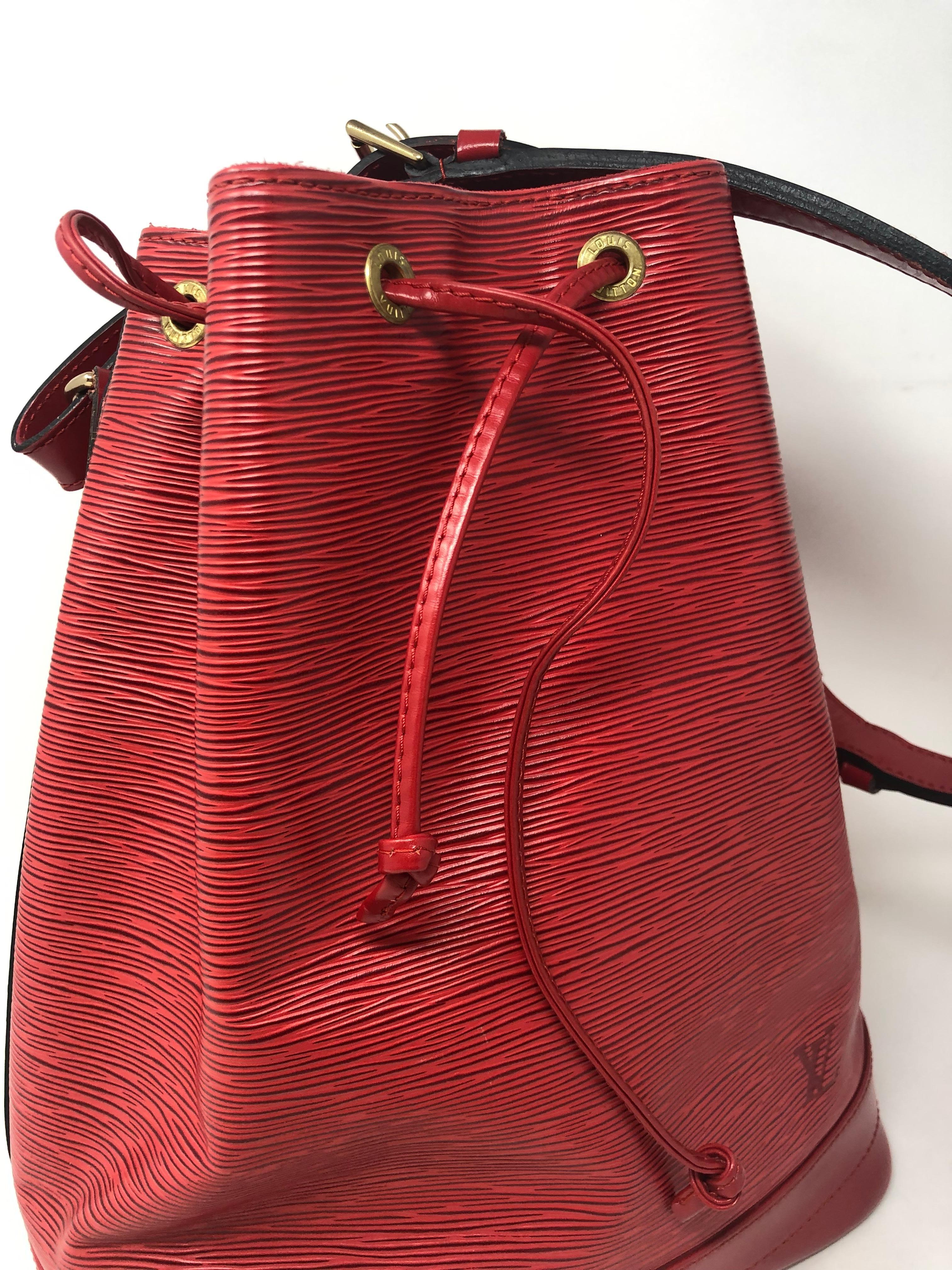 Women's or Men's Louis Vuitton Red Epi Noe 