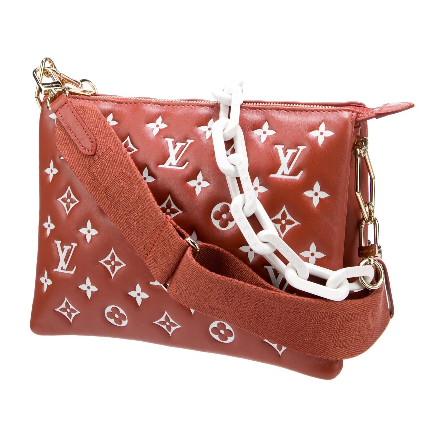 Diese Tasche stammt aus der Herbst/Winter-Kollektion 2022 von Louis Vuitton, bei der die ikonischen Logoprints im Mittelpunkt stehen, so auch bei dieser Crossbody-Bag. Die Tasche ist aus weichem und geschmeidigem Lammleder in Rot mit weißem