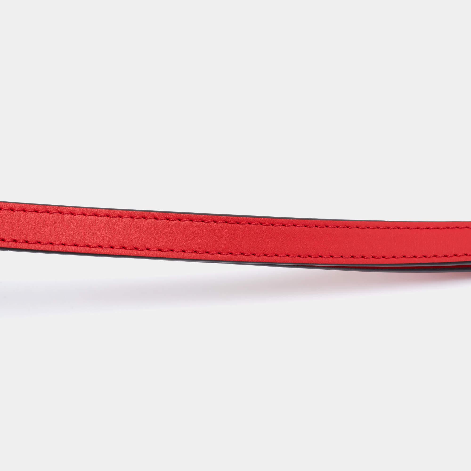 Extending its flawless craftsmanship to accessories, Louis Vuitton brings you this simple and functional shoulder strap. Red in shade and made from leather, this strap is equipped with snap buttons and gold-tone metal clasps, so you can easily