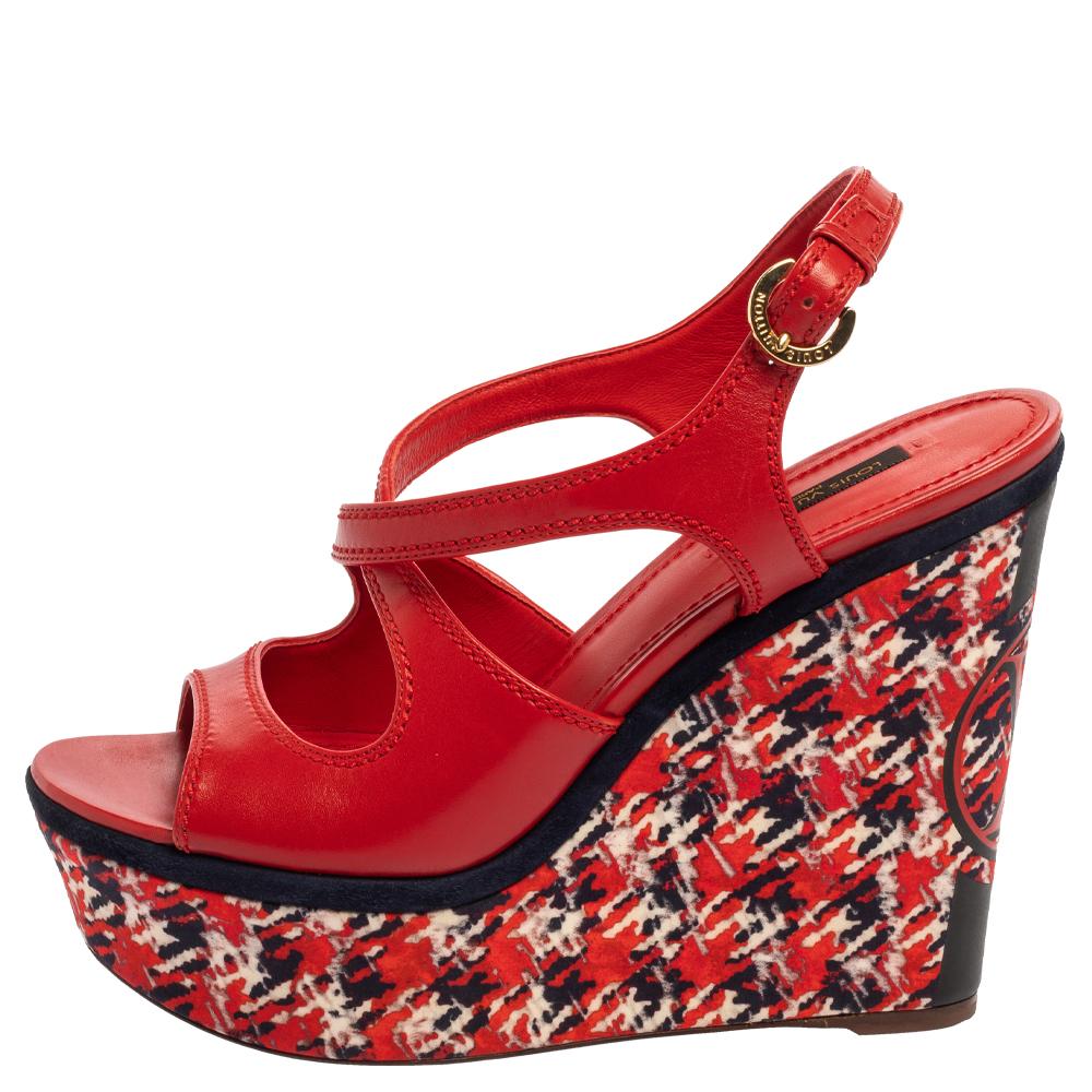 These pretty red sandals from Louis Vuitton will surely make you the center of attention every time you step out in them! They are crafted from leather and are styled in an open-toe silhouette with buckled slingbacks and comfortable insoles. The