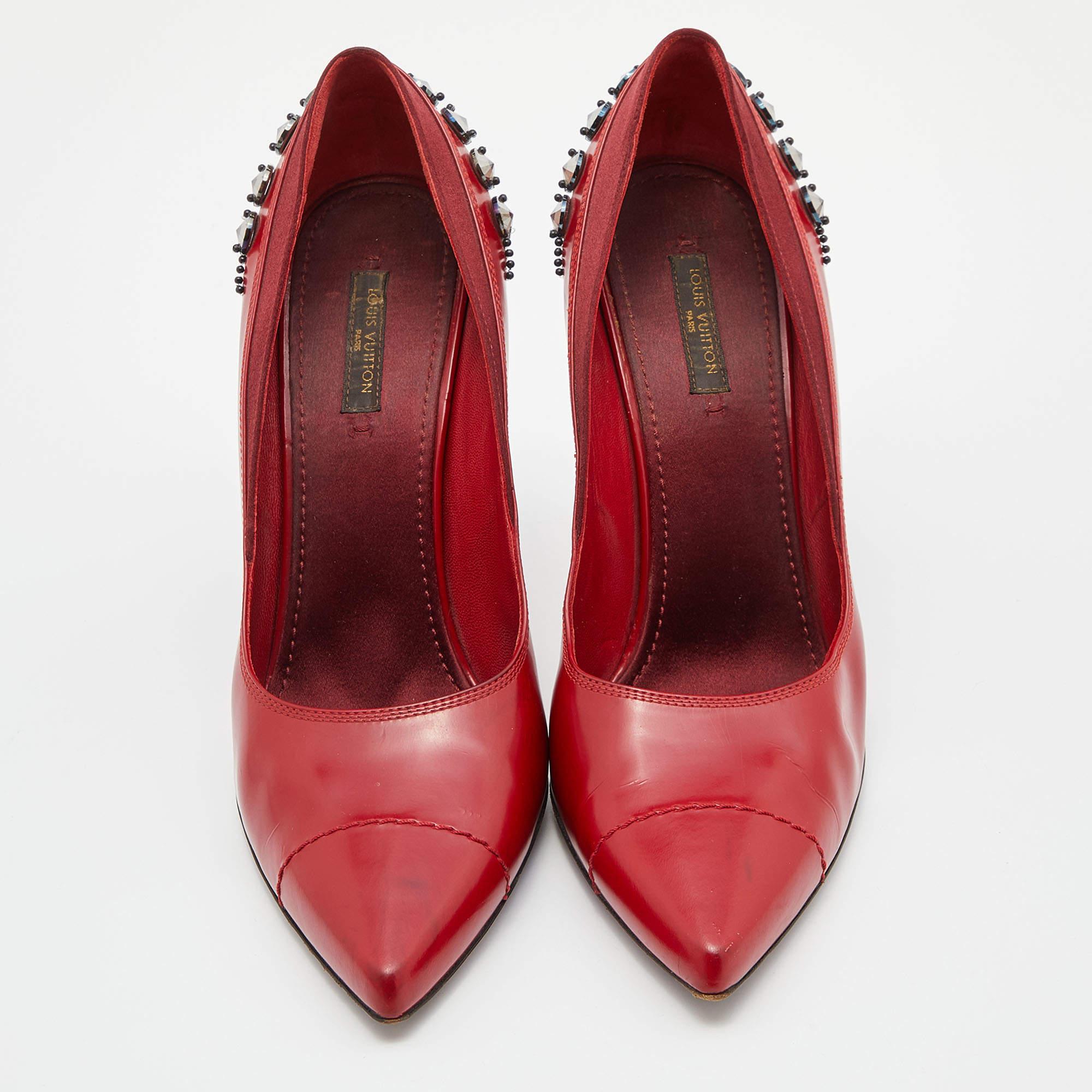Louis Vuitton Red Leather and Satin Crystal Embellished Pumps Size 39 In Good Condition For Sale In Dubai, Al Qouz 2