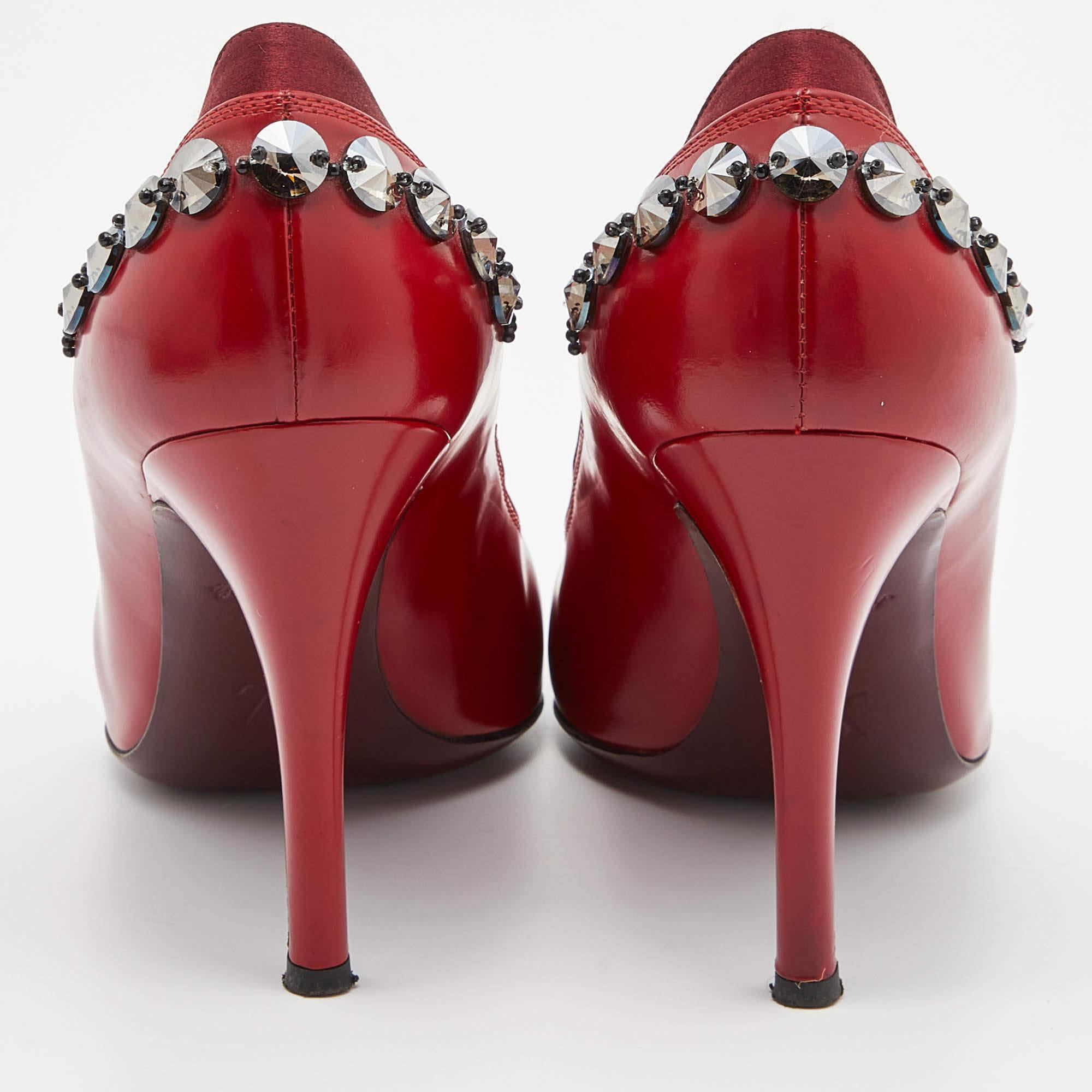 Louis Vuitton Red Leather and Satin Crystal Embellished Pumps Size 39 For Sale 2