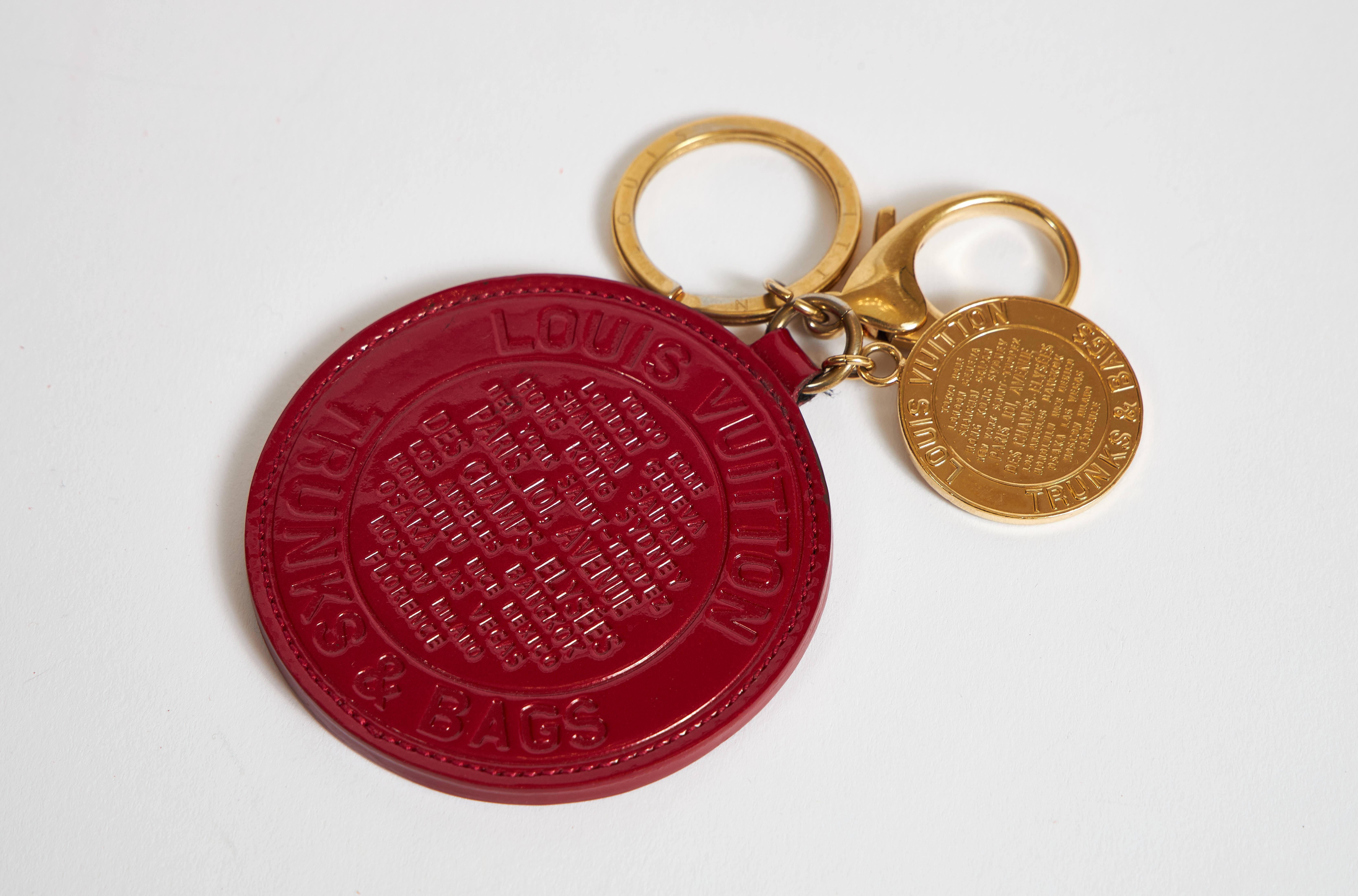 Louis Vuitton Rote Ledertasche Charme mit Box im Zustand „Hervorragend“ im Angebot in West Hollywood, CA