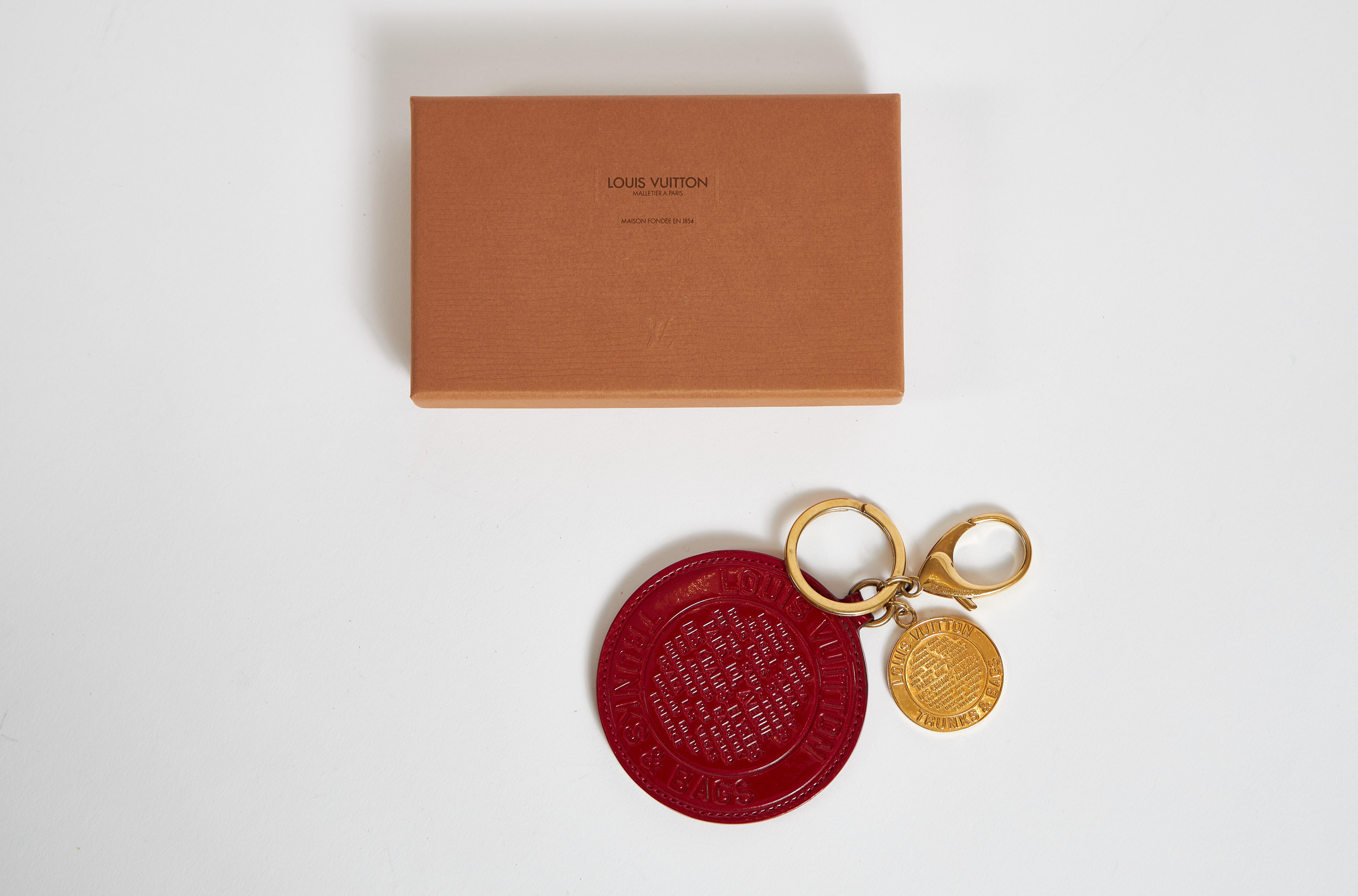 Louis Vuitton Rote Ledertasche Charme mit Box für Damen oder Herren im Angebot