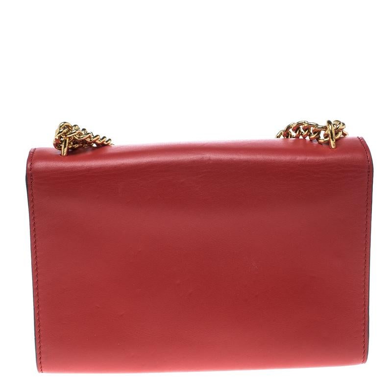 How stunning is this Louise clutch by Louis Vuitton! Ravishing in red, it is well-crafted and overflowing with style. It has a leather exterior, an Alcantara interior and a large LV adorned on the flap. Held by a chain, this creation will lift all