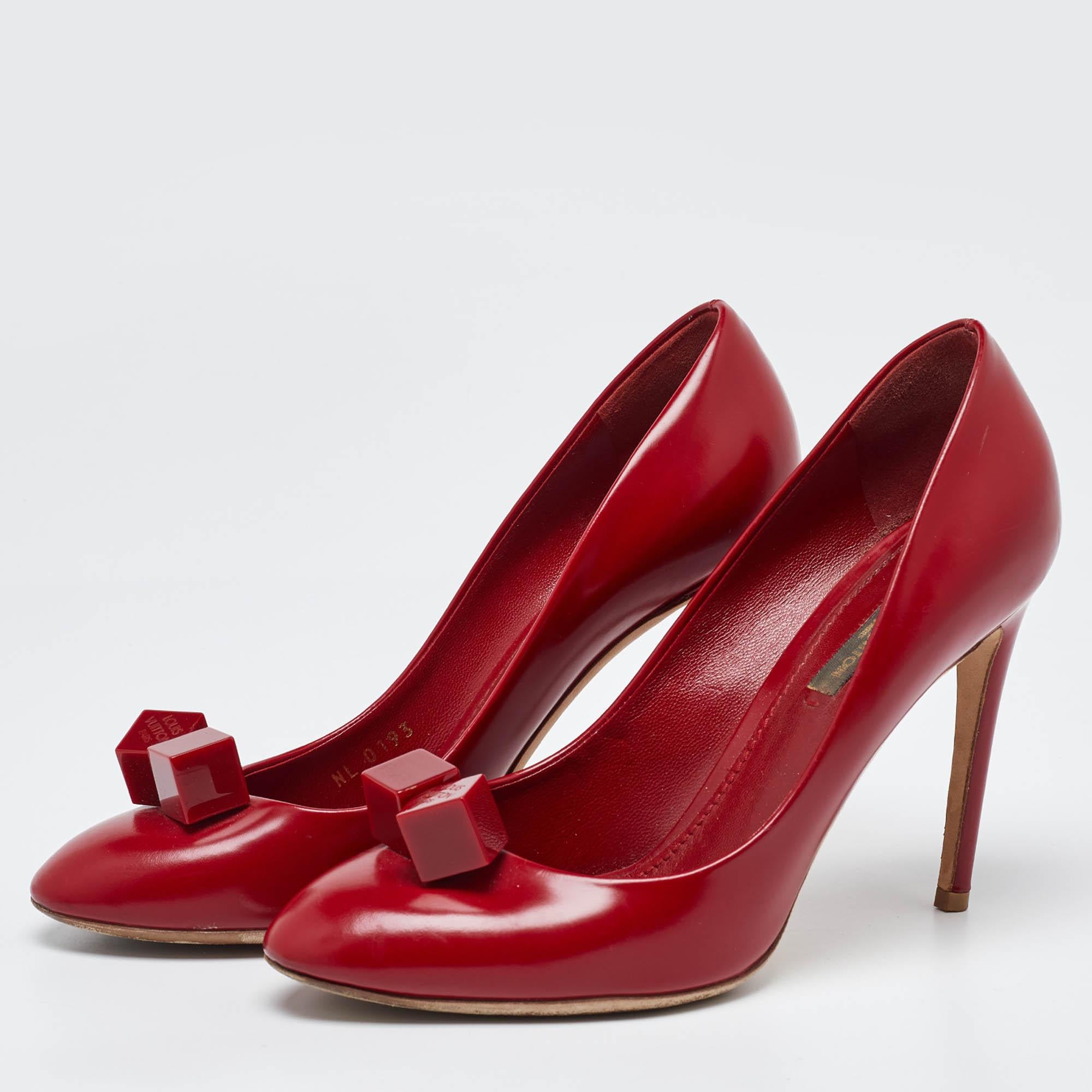 Discover footwear elegance with these LV red pumps. Meticulously designed these heels marry fashion and comfort ensuring you shine in every setting.
