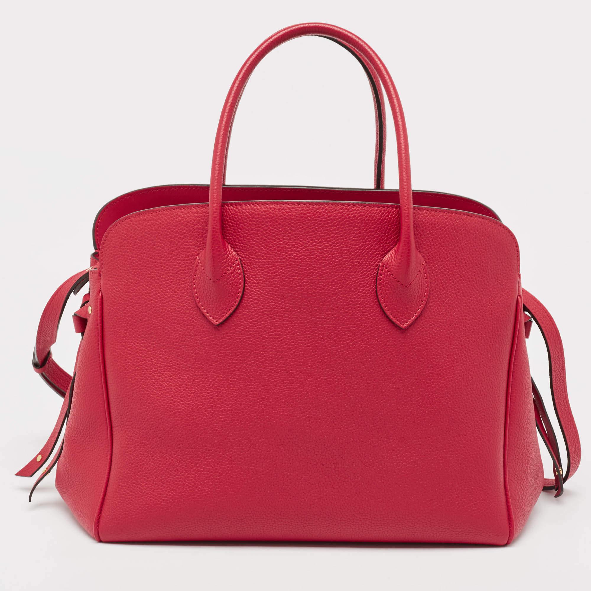 Sac Milla MM en cuir rouge Louis Vuitton Excellent état à Dubai, Al Qouz 2