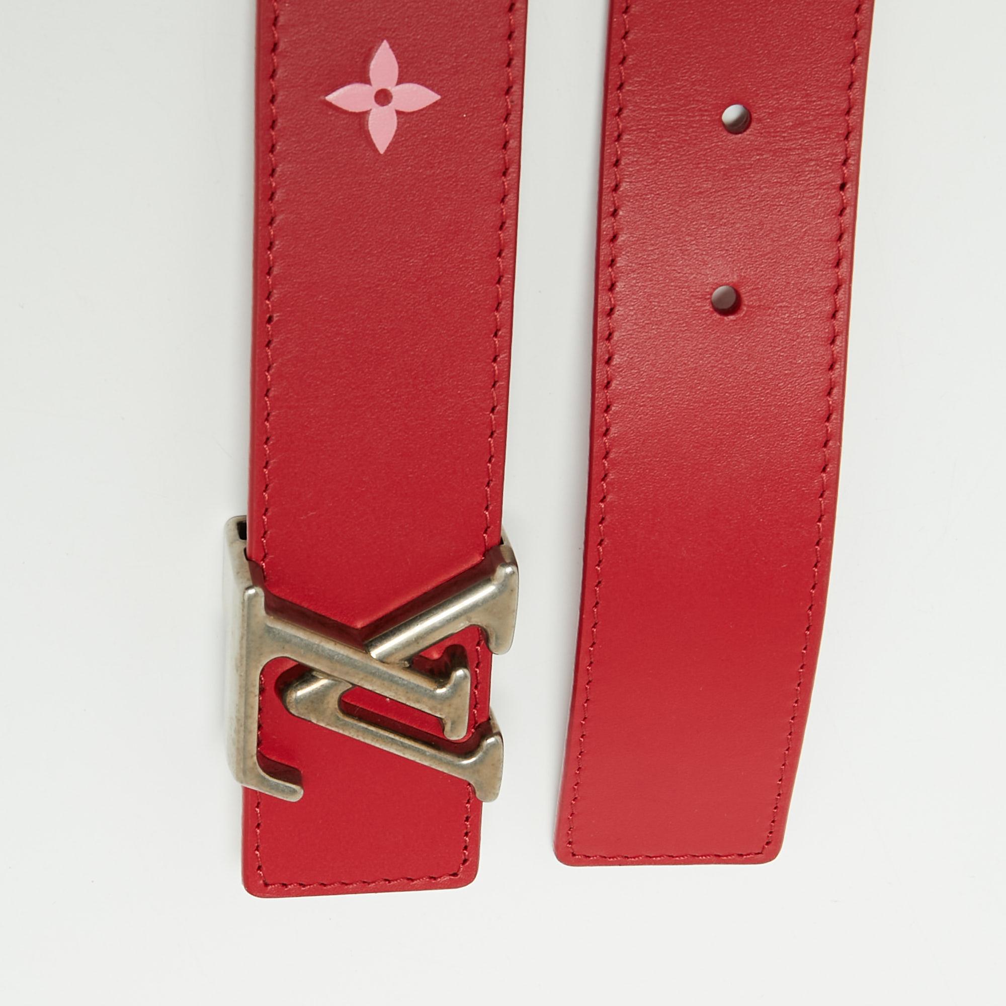 Dieser Gürtel aus dem Hause Louis Vuitton wird Ihre Kleidung auf jeden Fall aufwerten. Sie ist aus rotem Leder gefertigt, das auf der Vorderseite mit einem silberfarbenen LV-Logo verziert ist. Dieser Gürtel hat eine Länge von 85 cm und eine robuste