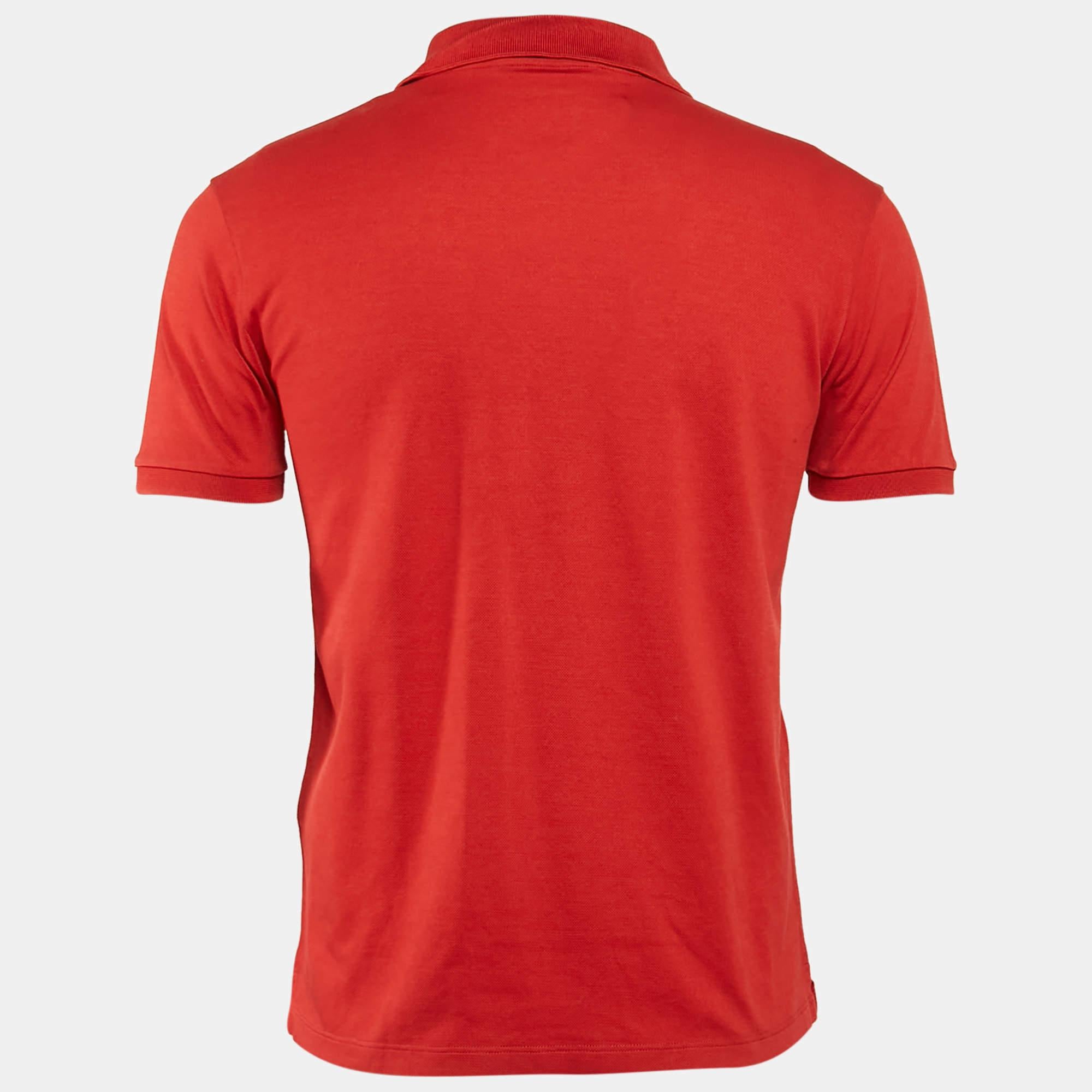 Get the comfort and the right casual style with this designer T shirt. Designed to be reliable and durable the creation has a simple neckline and signature detailing.