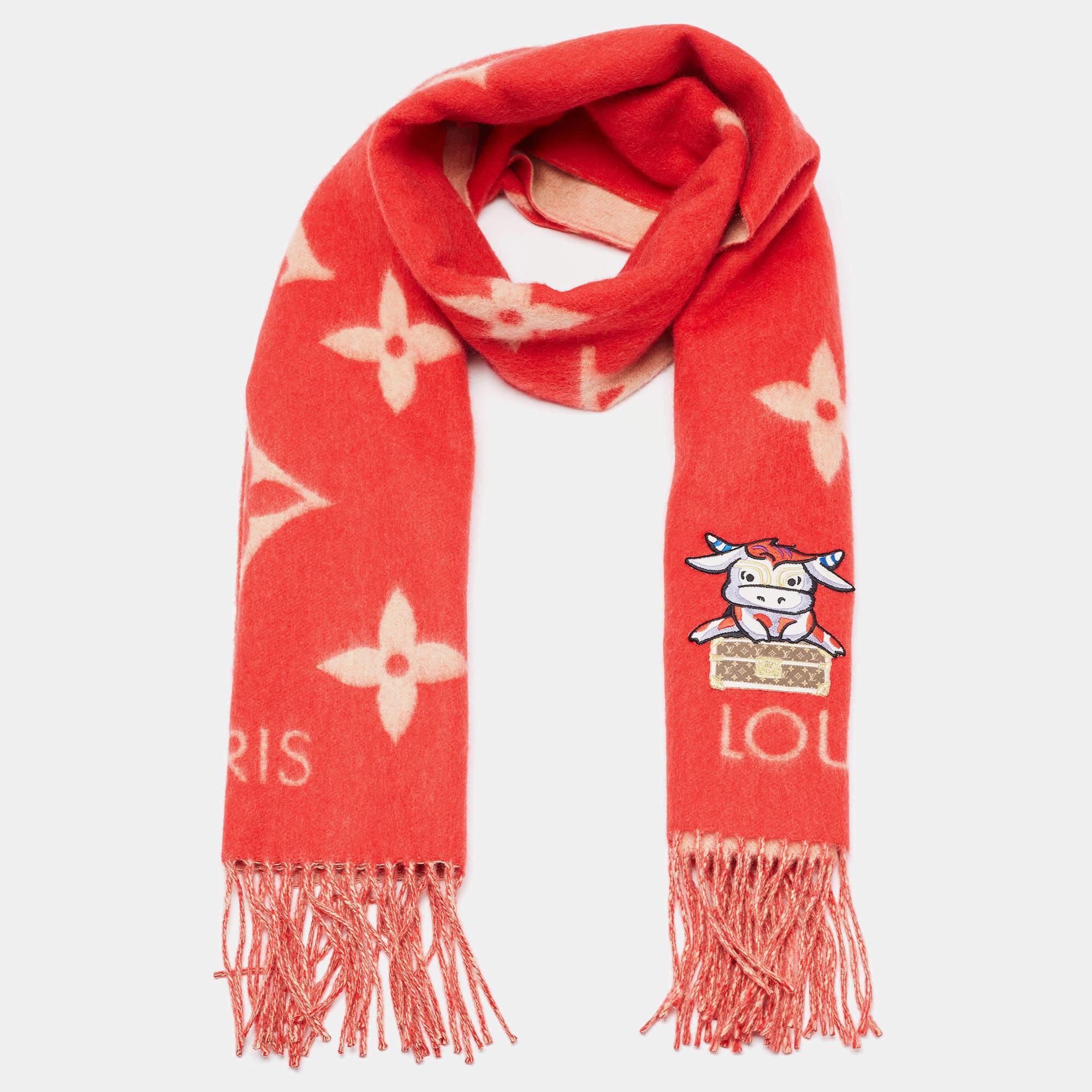 Très agréable à regarder, cette écharpe Louis Vuitton complétera vos tenues d'hiver et vous tiendra chaud. L'écharpe rouge est en cachemire et porte le Monogramme sur toute sa surface.





