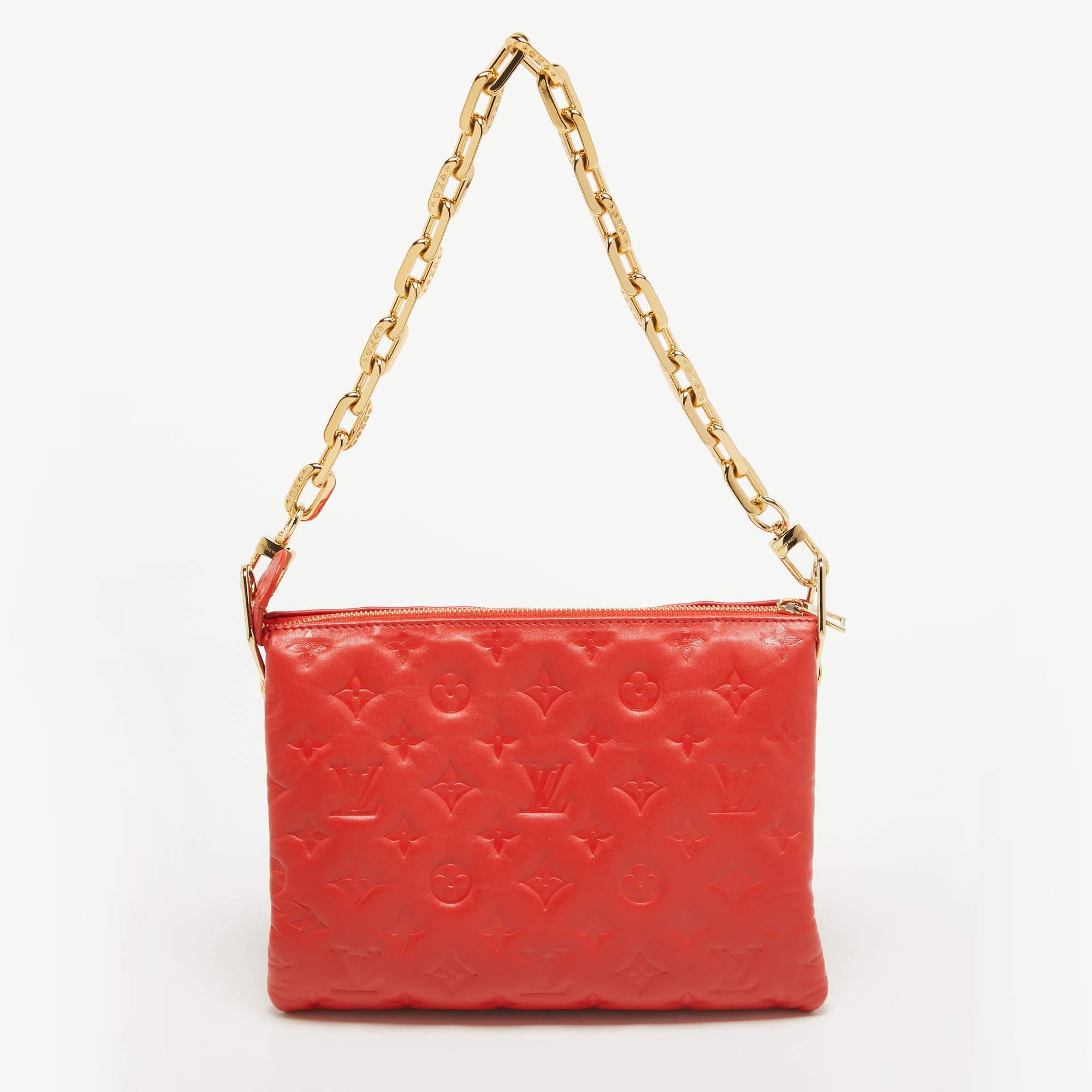 Louis Vuitton's creations are popular owing to their high style and functionality. This bag, like all the other handbags, is durable and stylish. Exuding a fine finish, the bag is designed to give a luxurious experience. The interior has enough