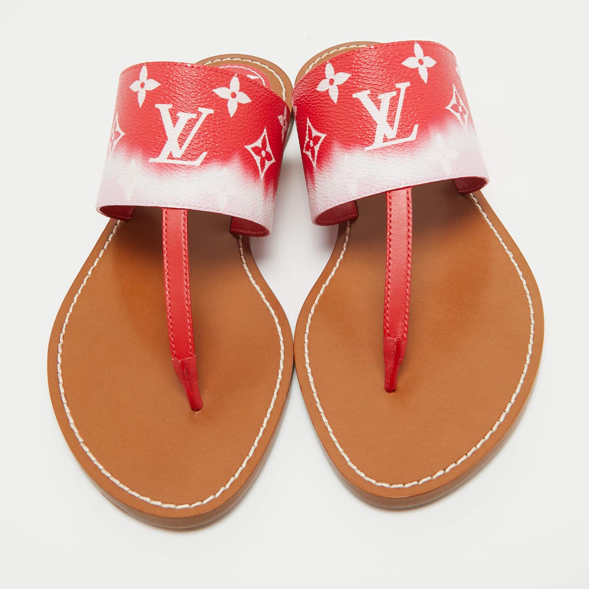 Incornicia i tuoi piedi con questi sandali piatti di Louis Vuitton. Create con i migliori materiali, le ballerine sono perfette con gli orli corti, midi e maxi.

Include: Scatola originale


