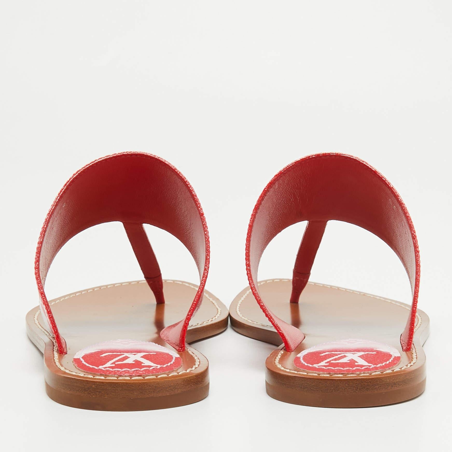 Louis Vuitton - Rosso Monogram Escale Canvas Palma Thong Flats Taglia 41 In condizioni buone in vendita a Dubai, Al Qouz 2