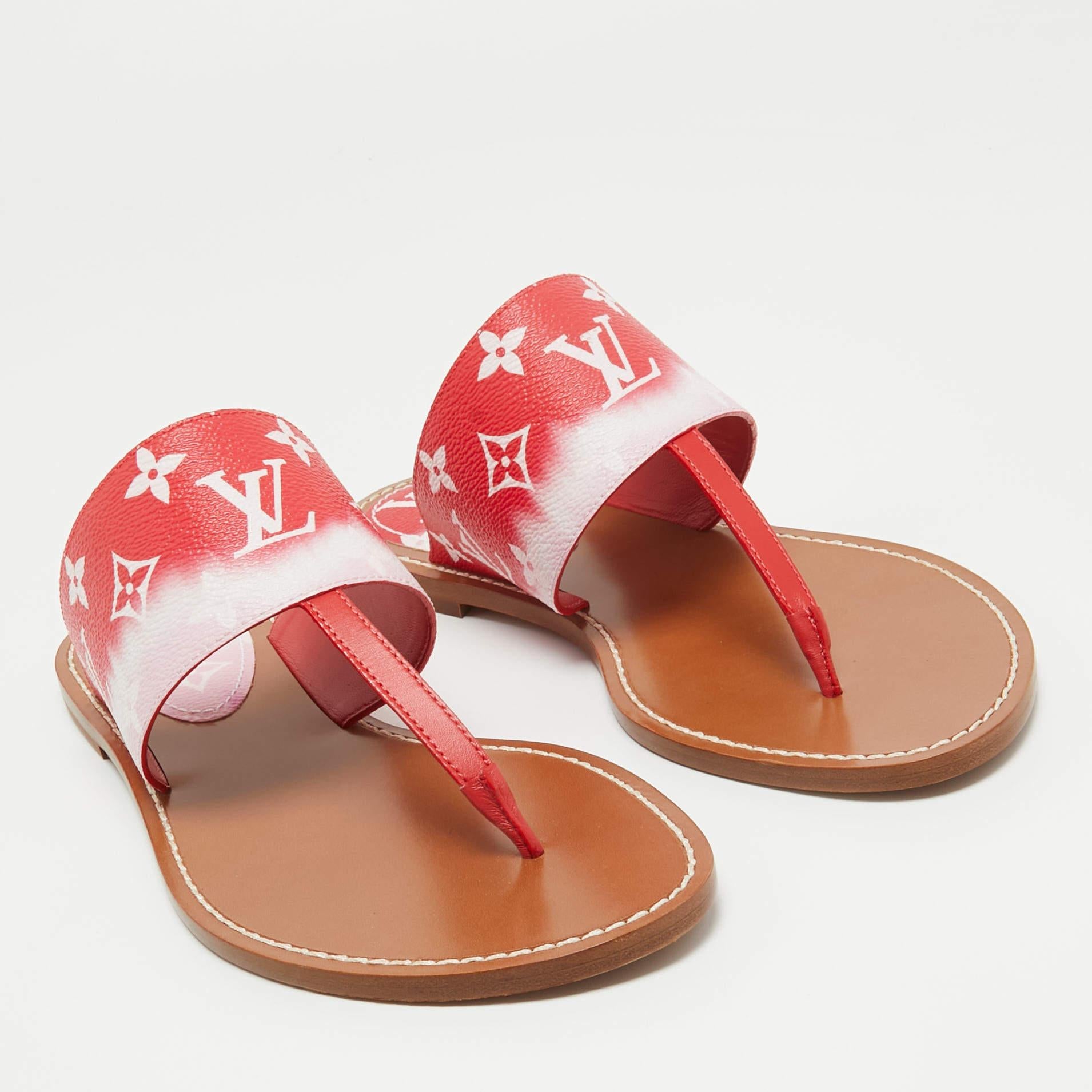 Louis Vuitton - Rosso Monogram Escale Canvas Palma Thong Flats Taglia 41 in vendita 2