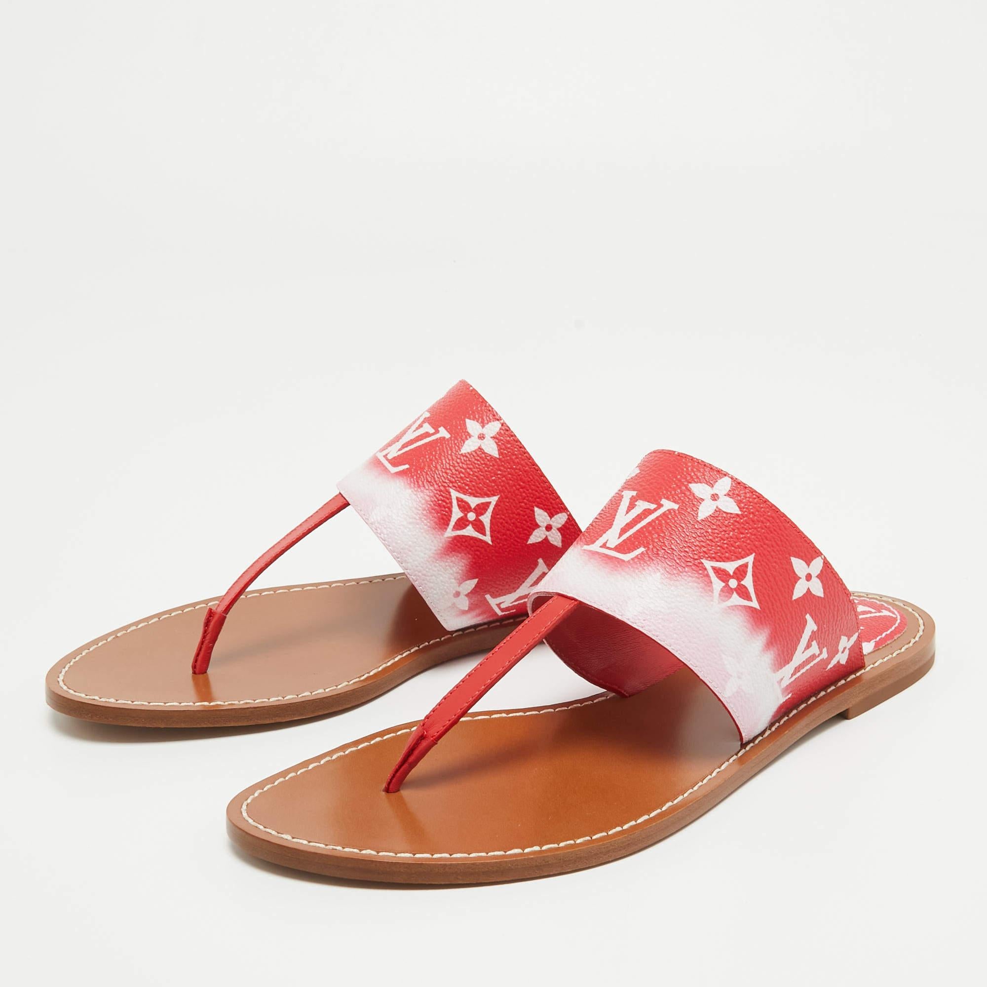 Louis Vuitton - Rosso Monogram Escale Canvas Palma Thong Flats Taglia 41 in vendita 4