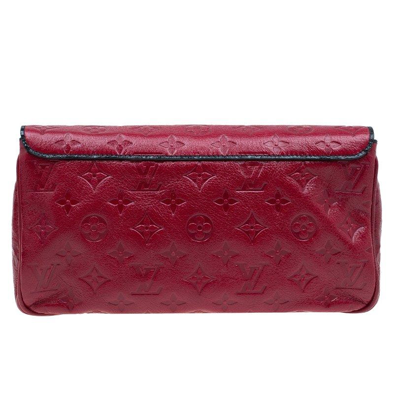 Allow this elegant and opulent My Deer Enigme clutch coming from Louis Vuitton to complete your look with all the class. Crafted from monogrammed leather, it is adorned with impressive lock detailing embellishments on the flap. This clutch features