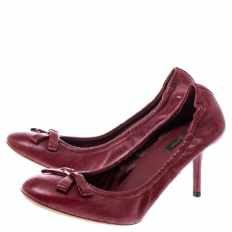 Ces escarpins Louis Vuitton sont tout simplement élégants et luxueux. Confectionnées en cuir perforé Monogram, elles arborent de petits nœuds sur l'empeigne et un style chouchou pour un bon maintien. La paire est complétée par des semelles