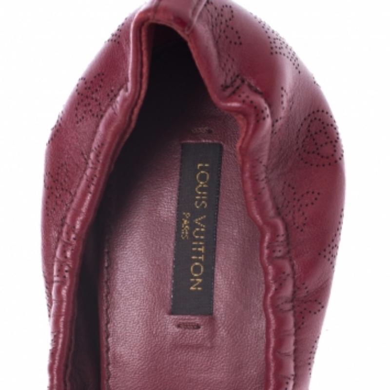 Escarpins Elba en cuir perforé Monogram rouge Louis Vuitton Taille 38.5 Bon état - En vente à Dubai, Al Qouz 2