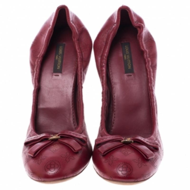 Escarpins Elba en cuir perforé Monogram rouge Louis Vuitton Taille 38.5 Pour femmes en vente