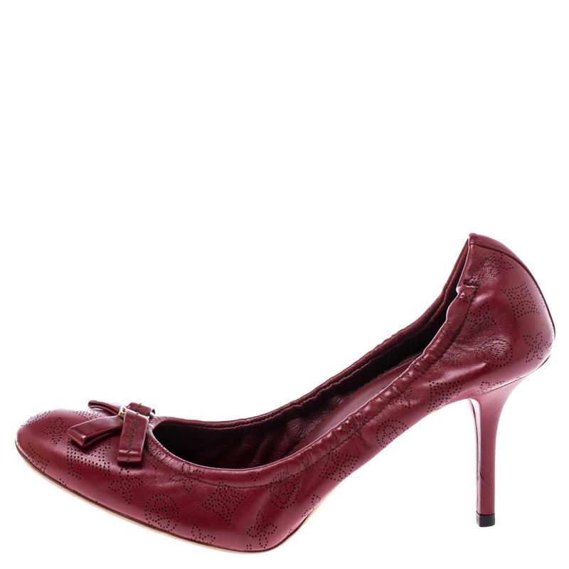 De las mujeres Louis Vuitton Bombas Elba de cuero perforado con monograma rojo talla 38.5