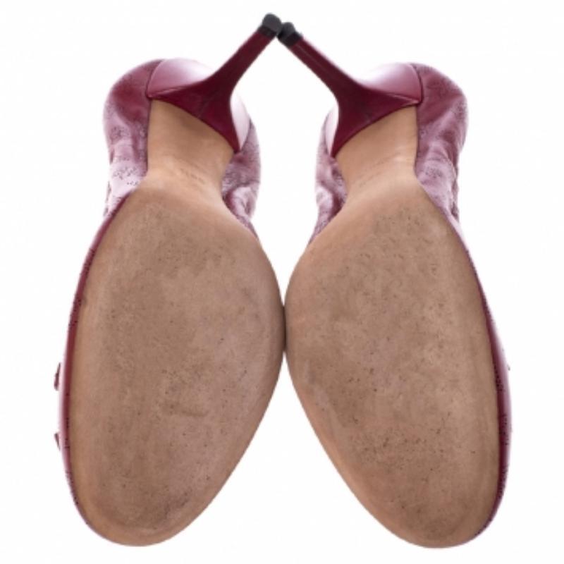 Escarpins Elba en cuir perforé Monogram rouge Louis Vuitton Taille 38.5 en vente 2