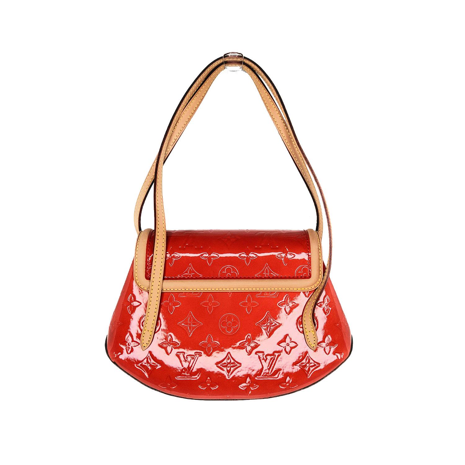 Be a shining star with this beautiful and rare Louis Vuitton Biscayne Bay PM bag and seize the opportunity to get this hard to find red color. It's fun and unique shape features long natural cowhide shoulder straps, trim and bottom which provide a