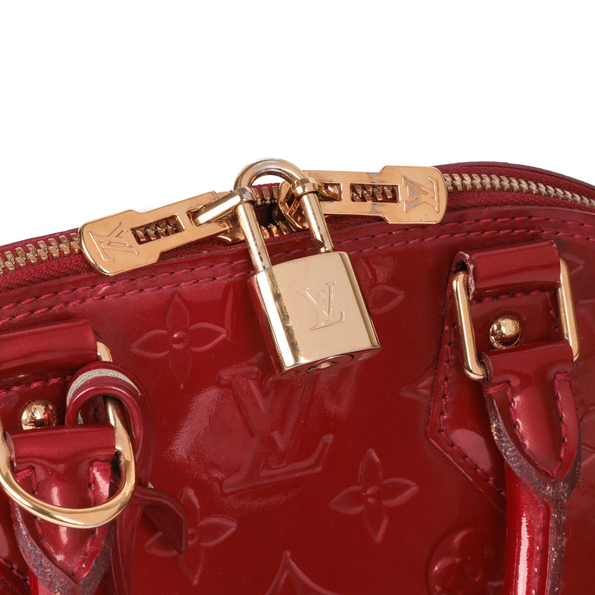 Louis Vuitton - Sac Alma BB en cuir rouge avec monogramme et monogramme en vente 1