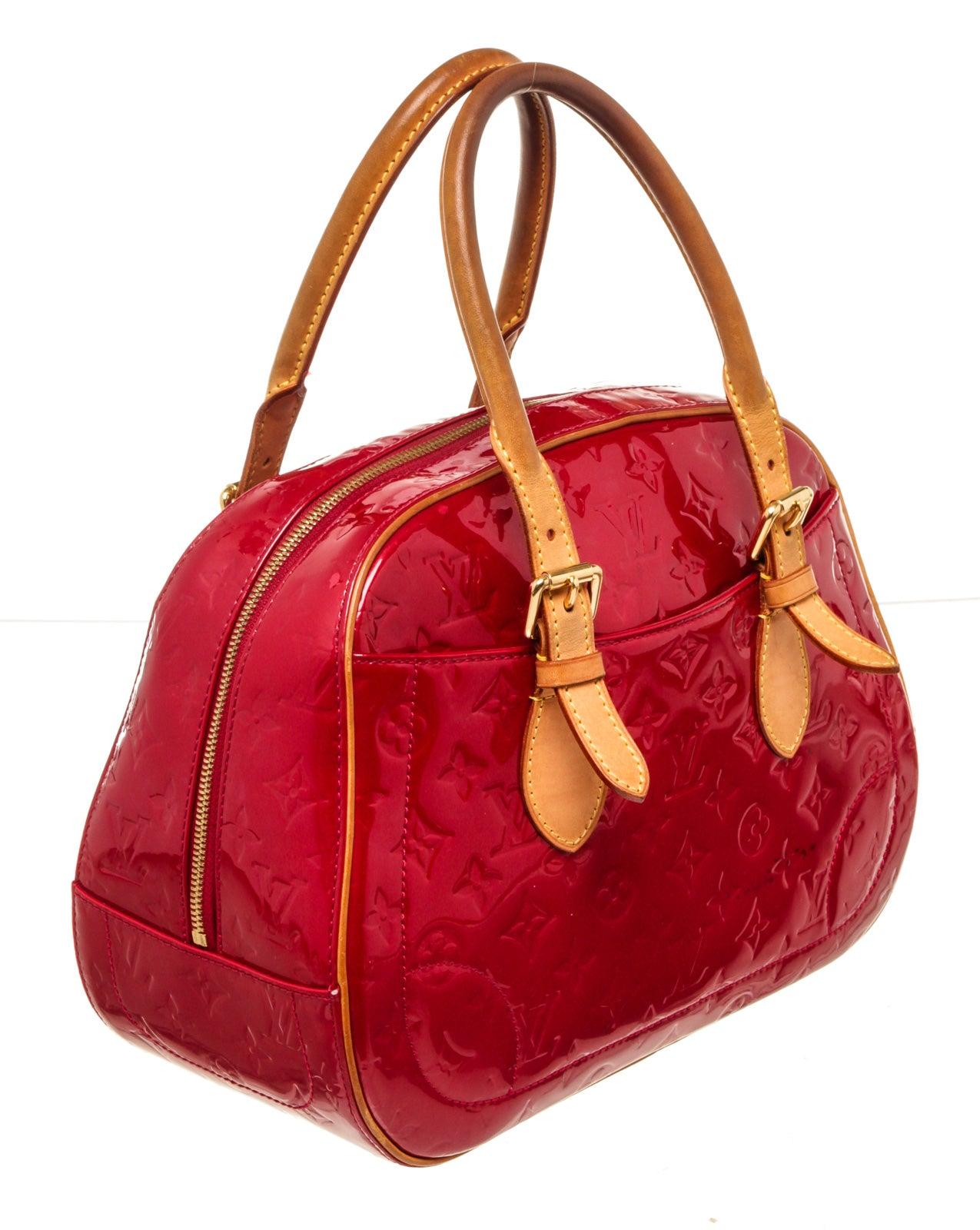 Louis Vuitton Red Monogram Verns Leather Summit Drive Shoulder Bag mit Monogram Vernis Leder, Messingbeschlägen, hellbraunem Vachetta-Lederbesatz, zwei äußeren Steckfächern, farblich abgestimmtem gewebtem Futter, zwei Steckfächern an der Innenwand