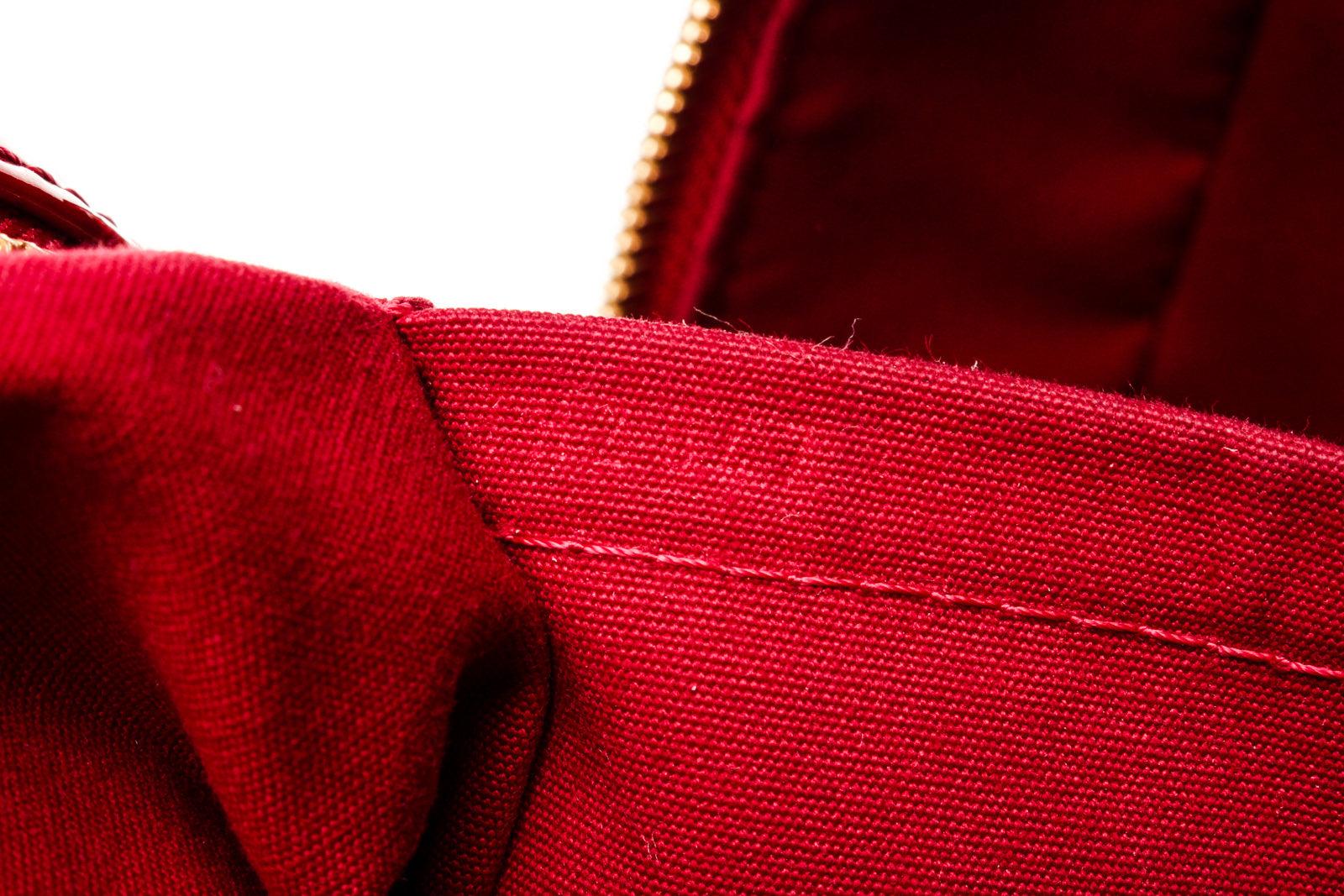 Louis Vuitton Summit Drive Umhängetasche aus Leder mit rotem Monogramm Verns im Angebot 2
